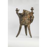 Vase de forme Jue serti d'une anse zoomorphe Bronze Chine Dynastie Ming Dans le style des Shang 52cm