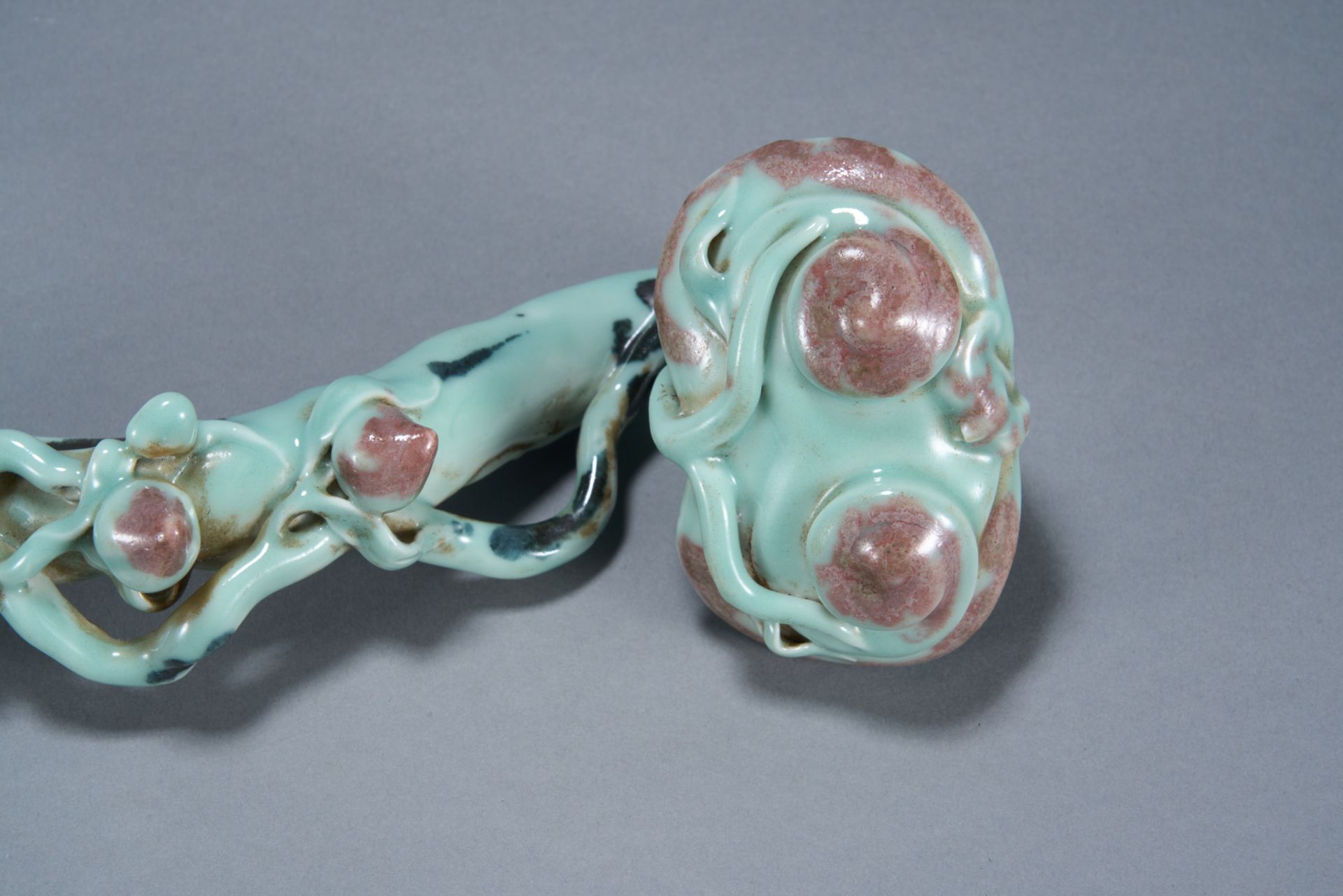 Sceptre Ruyi formant bâton noueux parsemé de pêche de longévité, en porcelaine à glaçure verte et - Image 3 of 6