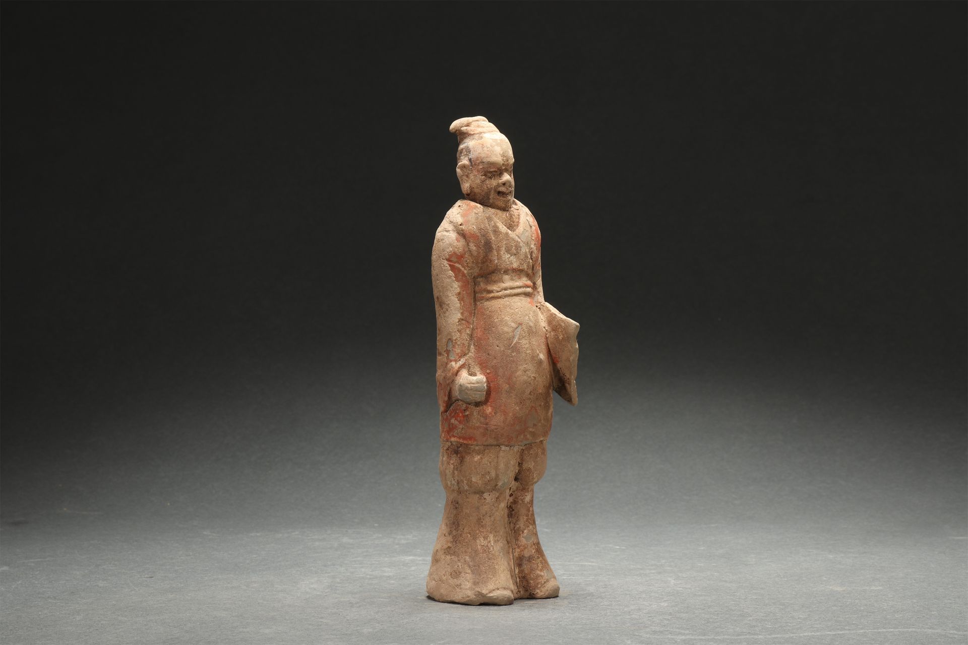 Fantassin vêtu d’une longue tunique et d’un pantalon, portant un bouclier Chine Dynastie Wei du nord - Image 5 of 9