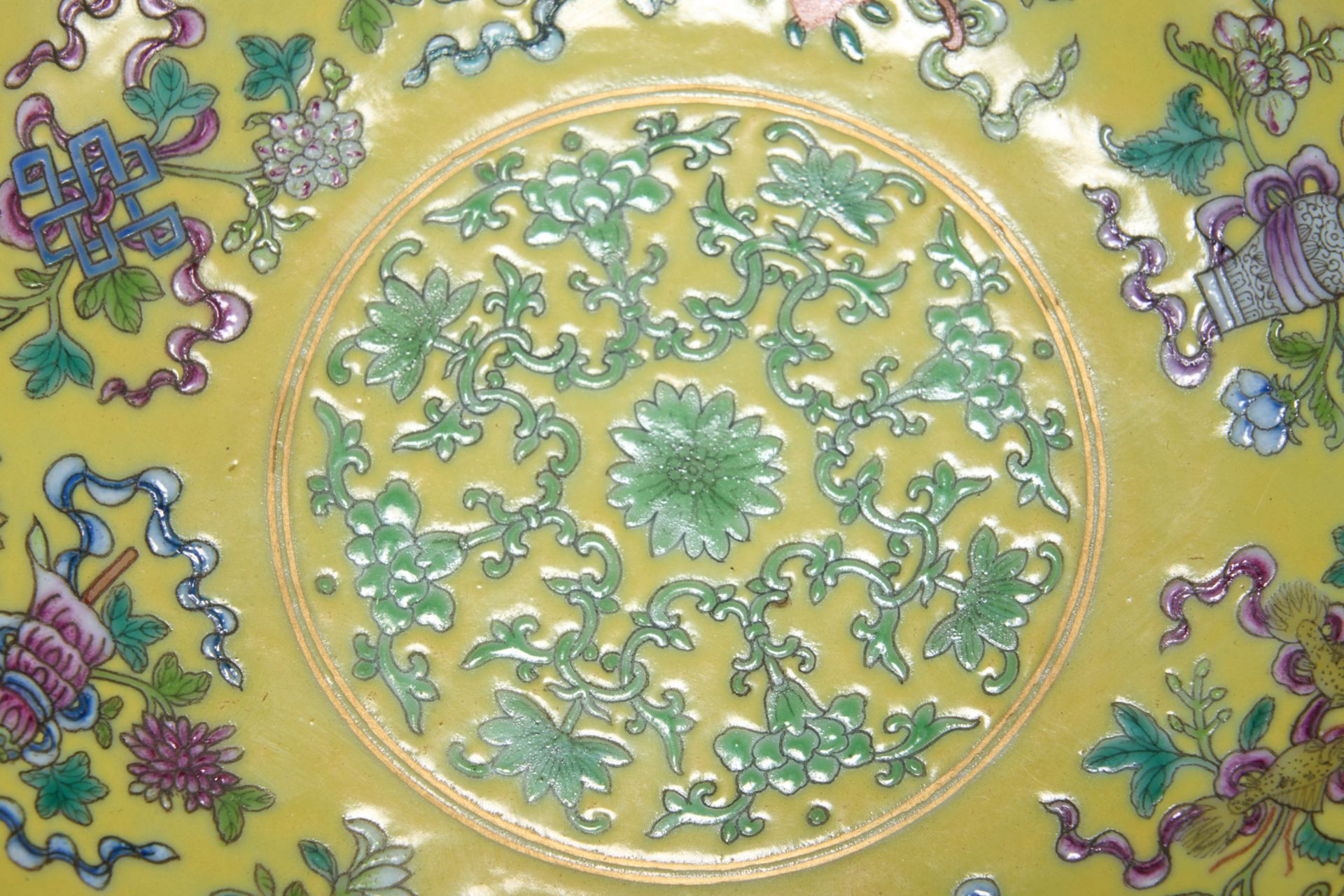 Paire de plats en porcelaine de la famille rose décorés en émaux polychromes sur couverte monochrome - Bild 7 aus 10