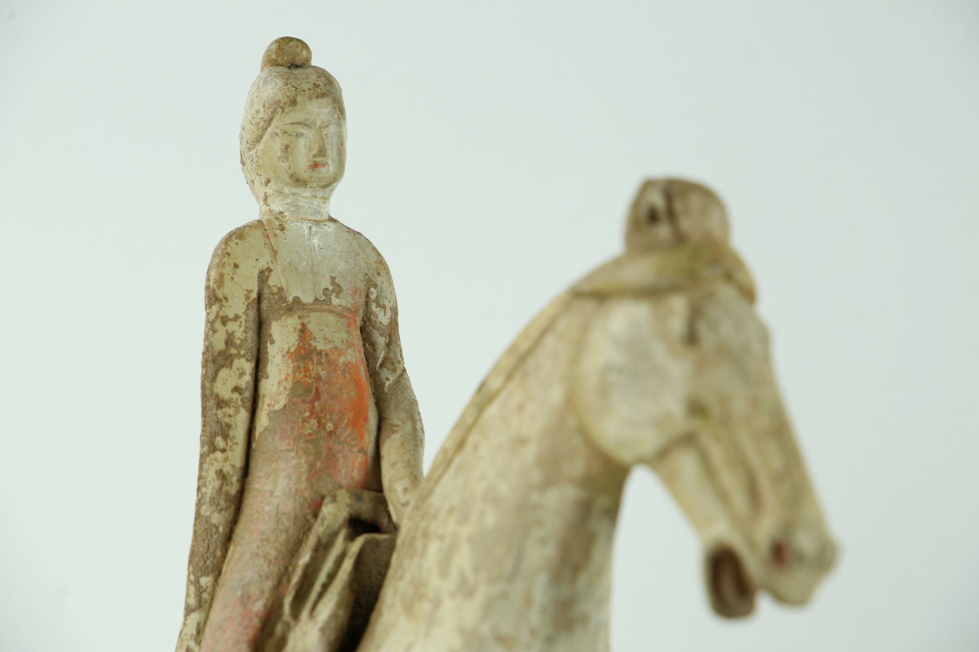 Paire de cavaliers, masculin - féminin, la dame de cour vêtue d’une longue tunique à large manche et - Image 6 of 14
