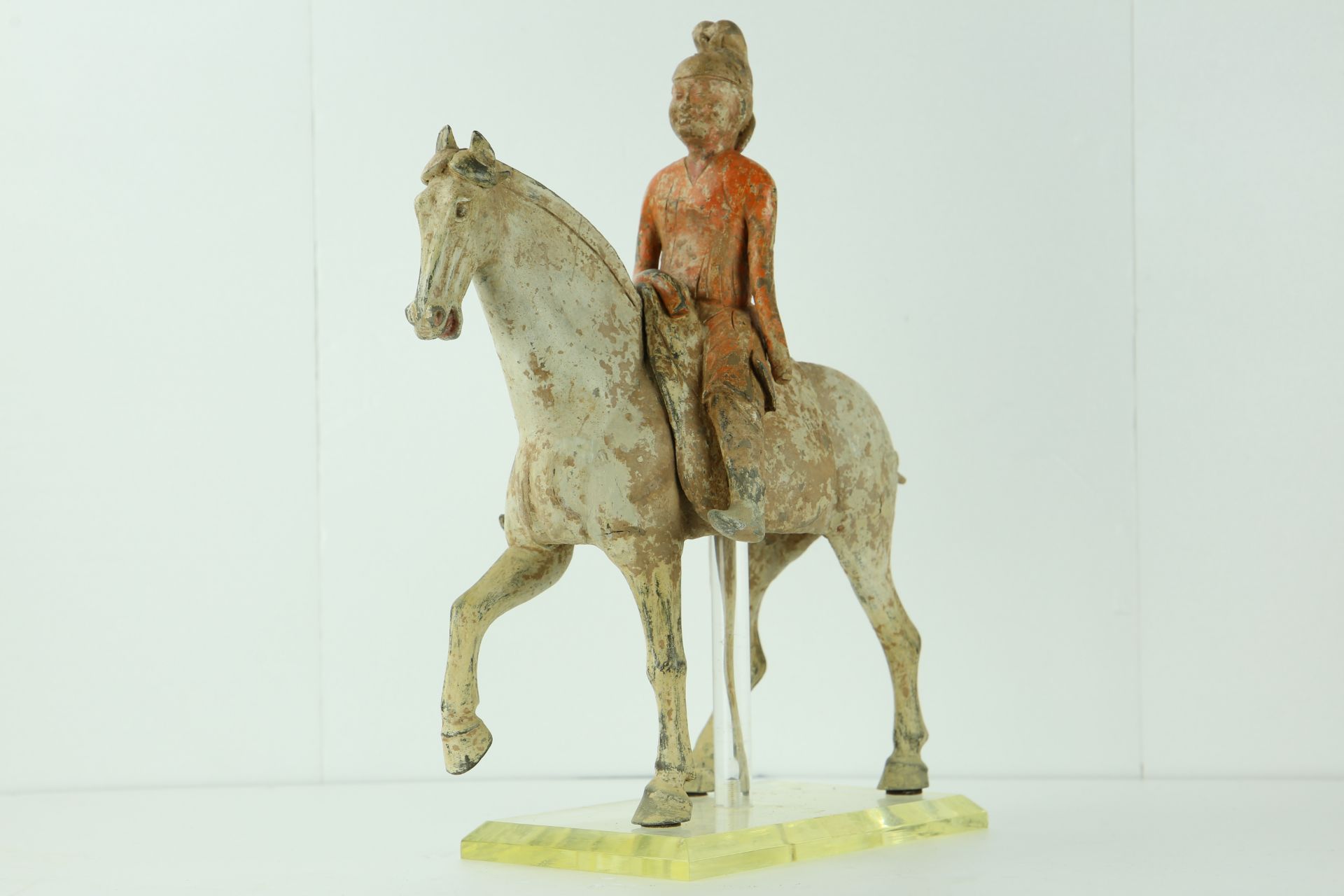 Paire de cavaliers, masculin - féminin, la dame de cour vêtue d’une longue tunique à large manche et - Image 8 of 14