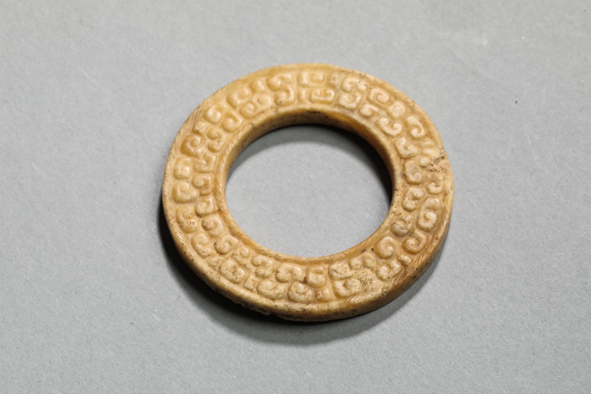 Disque « Bi » symbole du ciel ciselé de frise Leiwen Jade beige calcifié Chine Dynastie Printemps et - Bild 3 aus 6