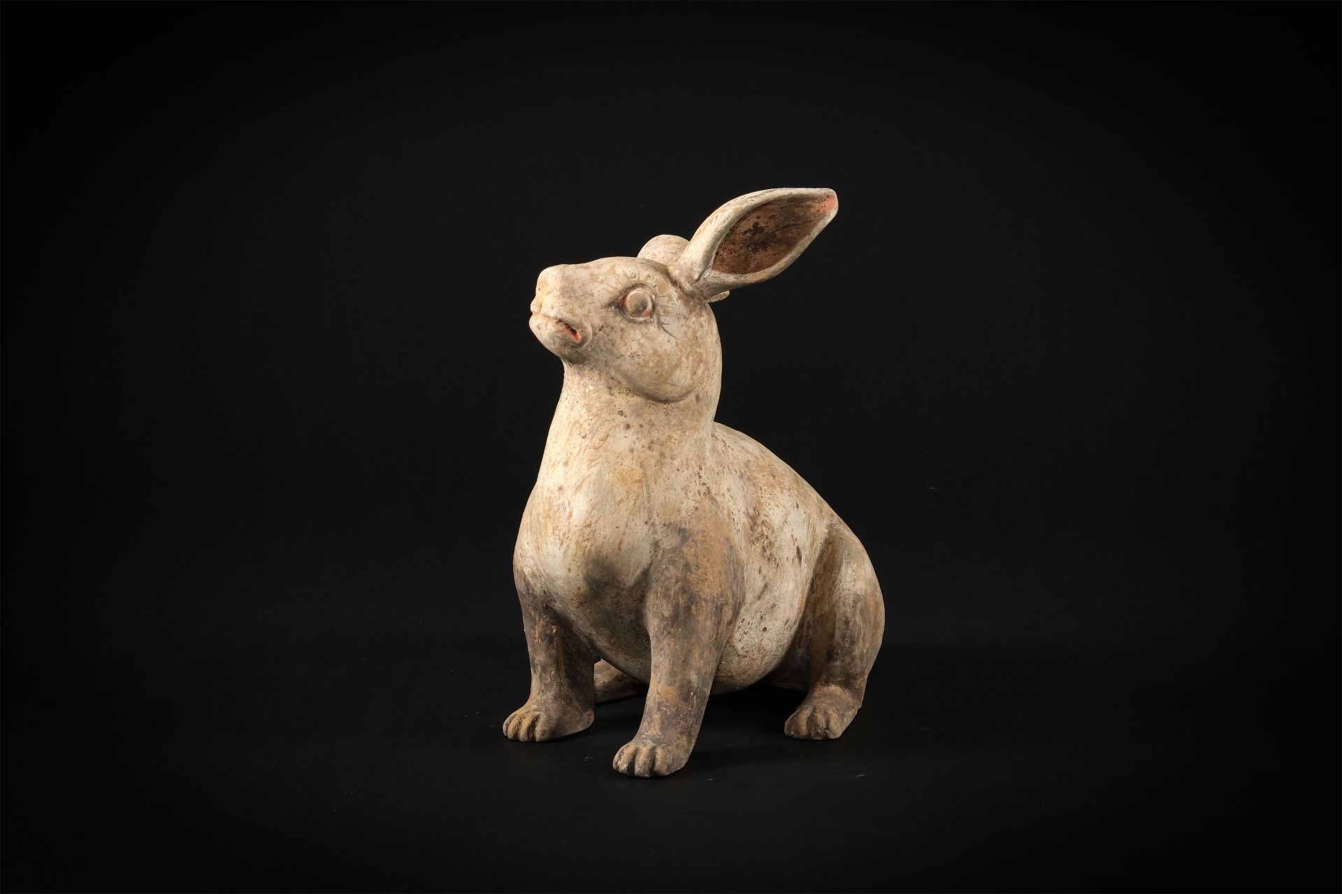 Figuration d'un lapin Terre cuite à trace d’engobe blanc et de polychromie Chine Dynastie Han 206 - Bild 6 aus 8