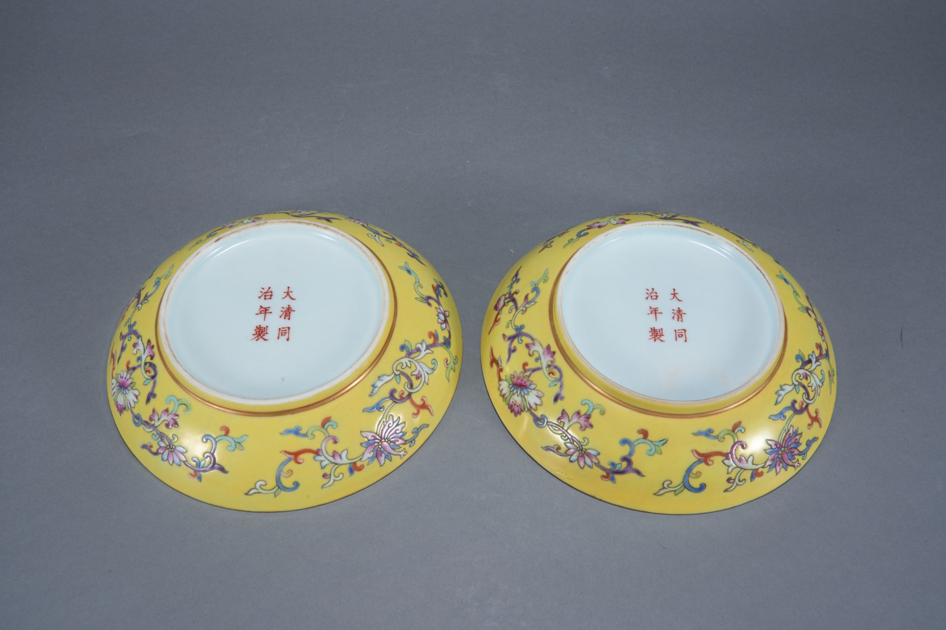 Paire de plats en porcelaine de la famille rose décorés en émaux polychromes sur couverte monochrome - Bild 3 aus 10