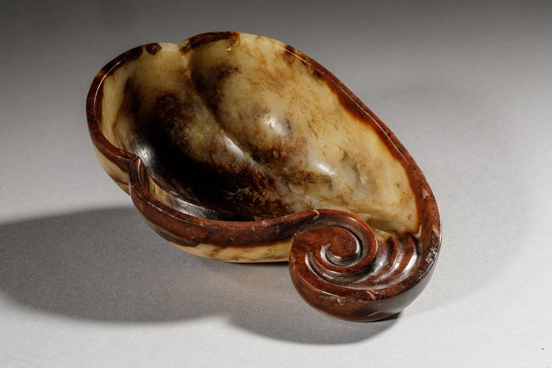 Coupe formant coquille trilobée à tenon spirale sur base en couronne, en Jade miel et ocre brun - Bild 5 aus 8