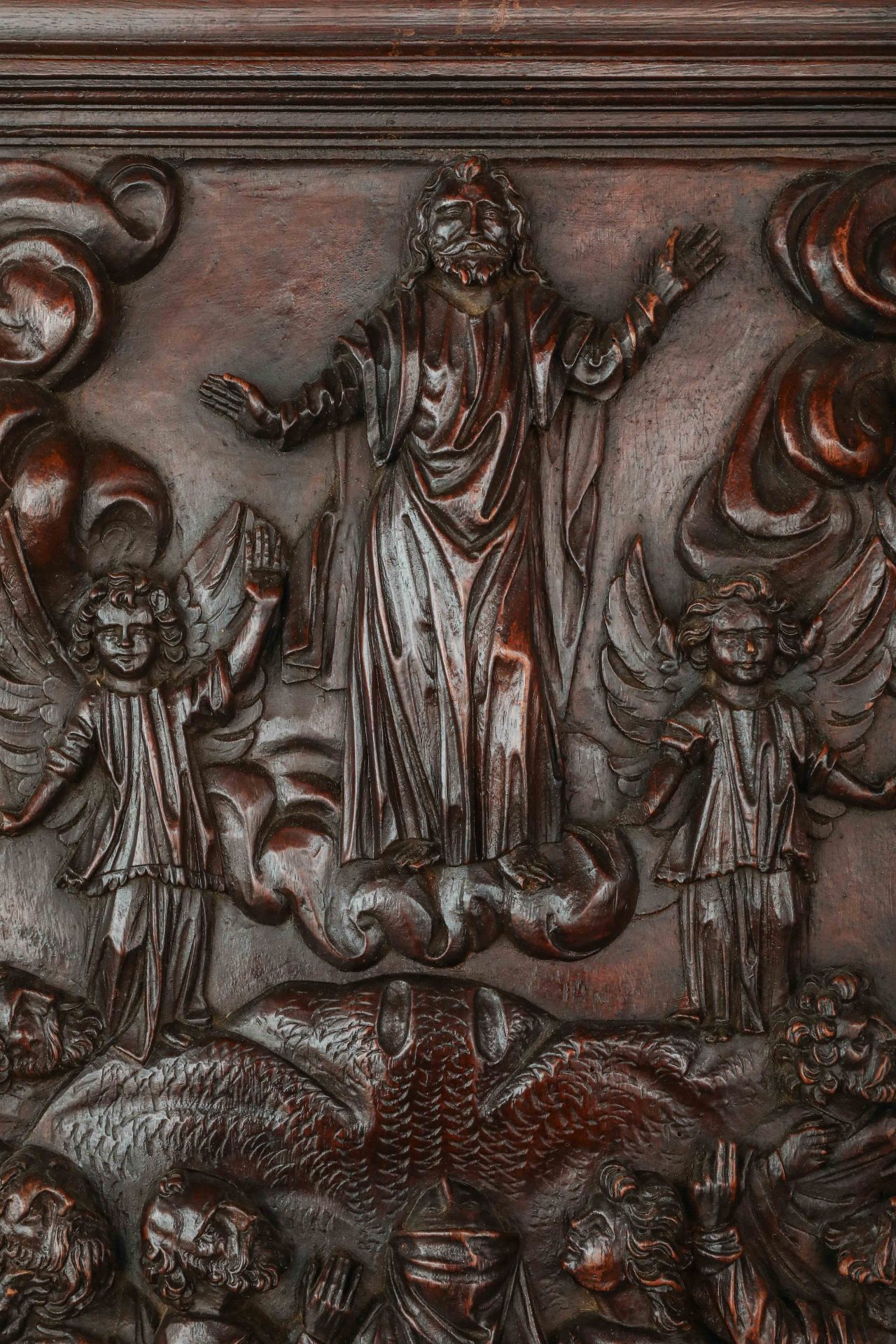 Paire de panneaux de noyer allemands sculptés de l'Ascension du Christ et l'Assomption de Marie - Bild 11 aus 19