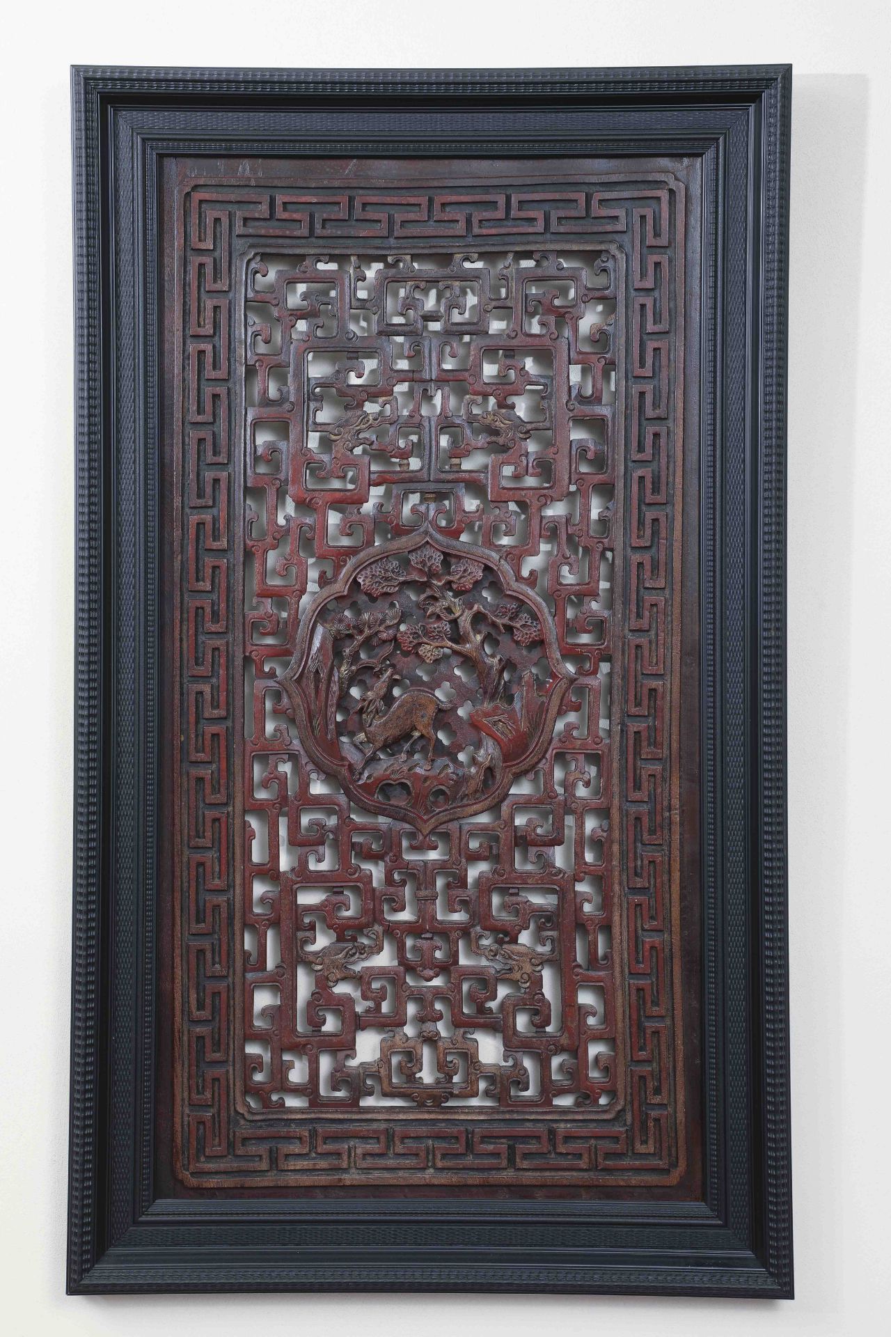 Suite de trois panneaux provenant de l'architecture d'une pagode travaillé en ajour de motifs de