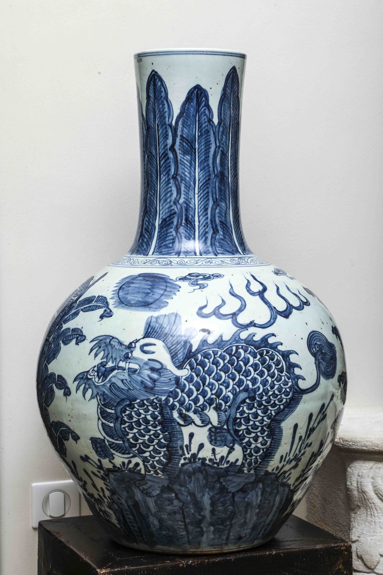 Importante paire de vases à panse globulaire et haut col en porcelaine blanche décoré en bleu cobalt - Bild 3 aus 9