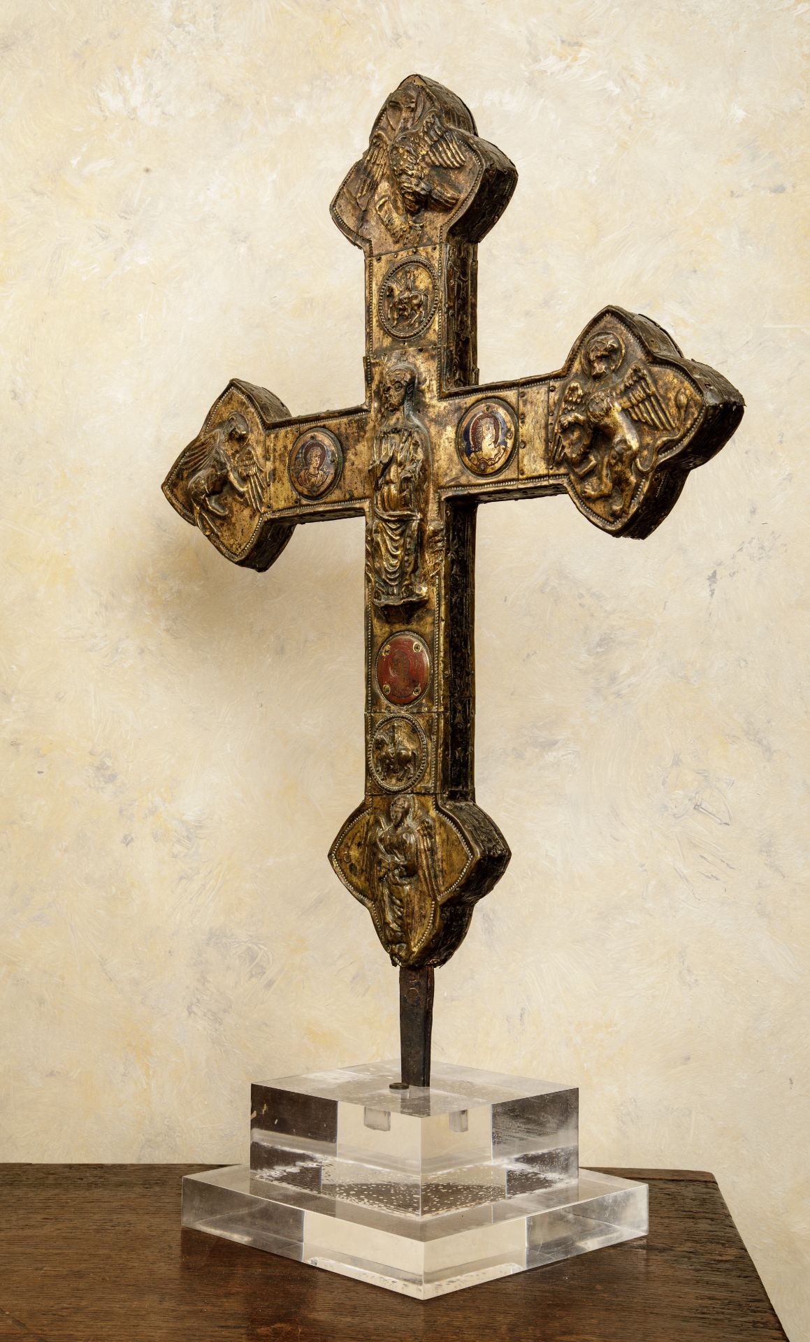 Croix de procession à double face Cuivre repoussé et émaux Italie 14 eme siècle Ht 55cm x 39cm x 3cm - Bild 3 aus 5
