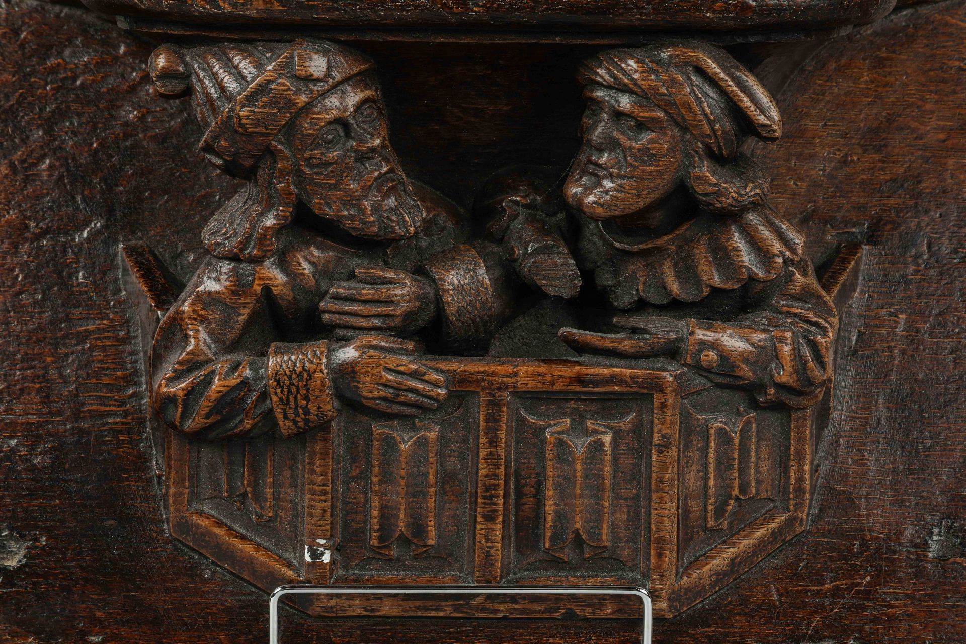 Miséricorde, petit siège mobile incliné avec un rebord surélevé au-dessus de deux figures masculines - Bild 3 aus 4