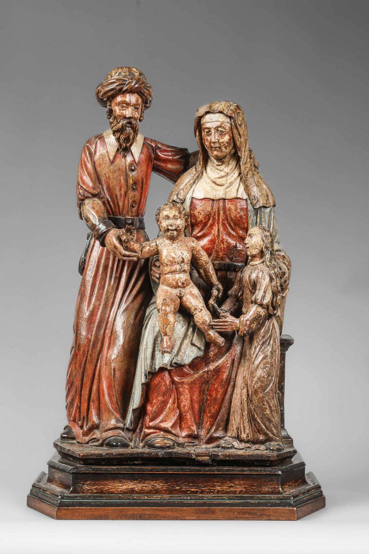 Sainte Famille : Joseph portant un turban et une longue robe debout à côté de Sainte Anne assise