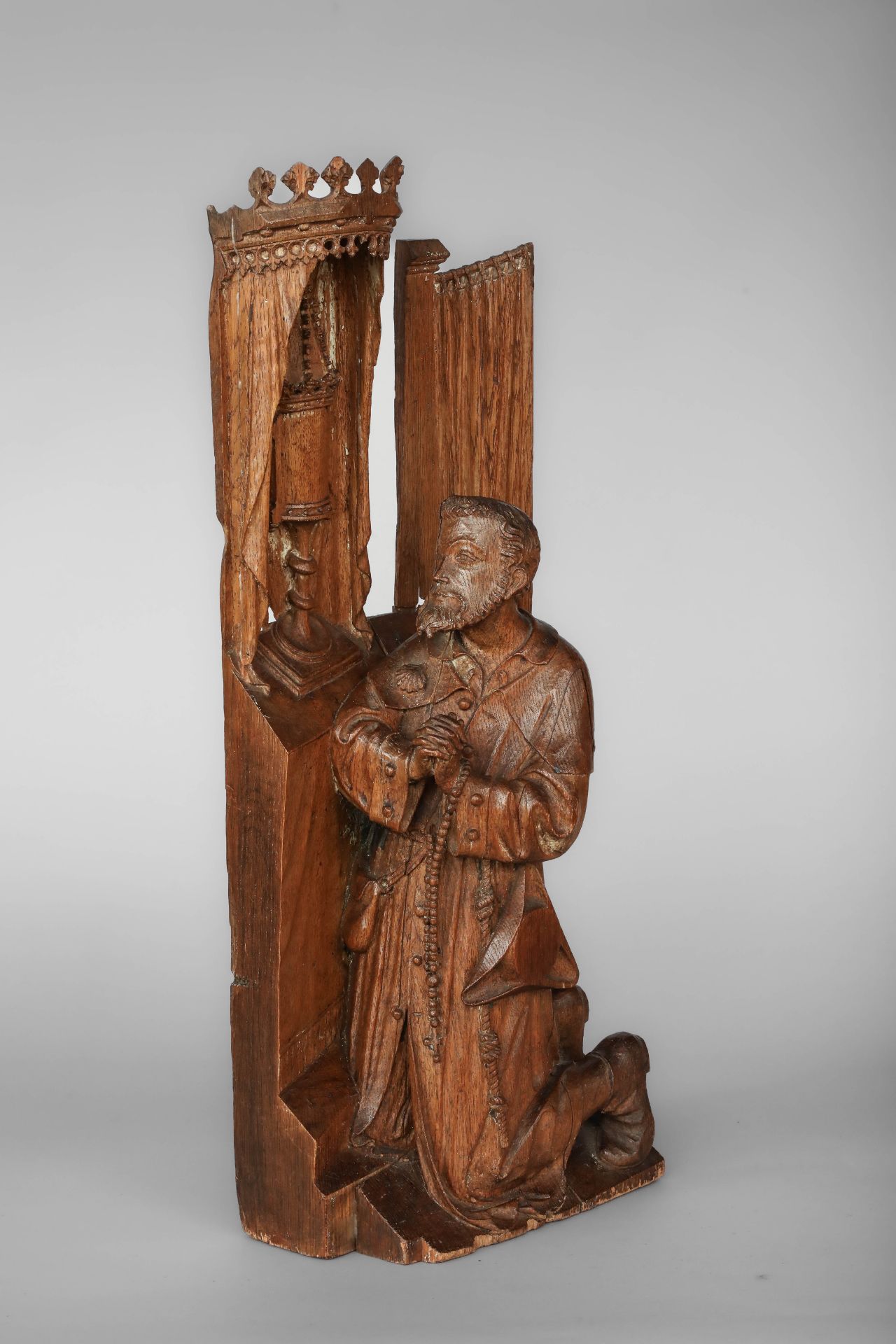Sculpture représentant saint Jacques de Compostelle agenouillé aux côtés du Saint Graal Bois de - Image 3 of 6