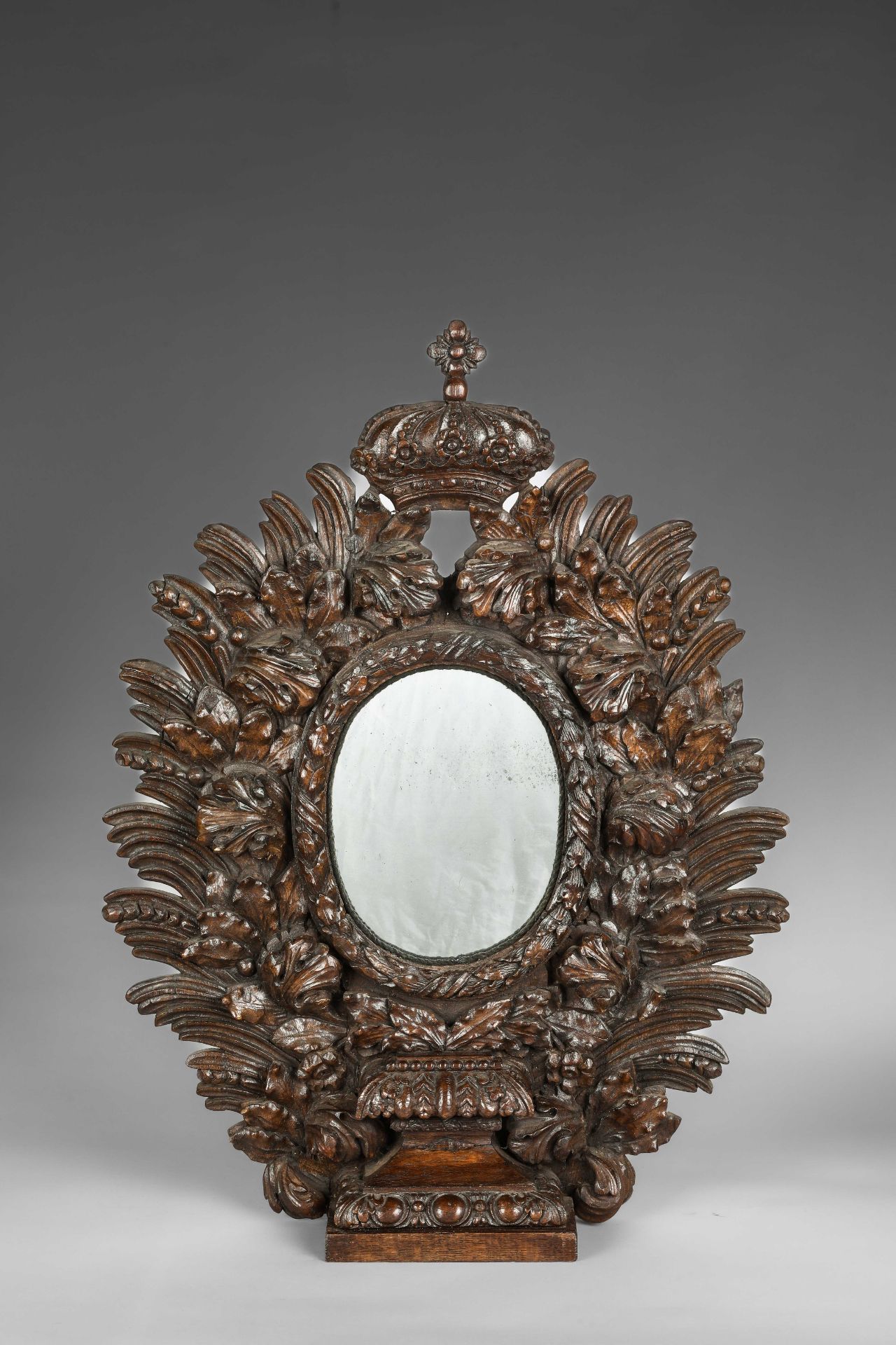 Paire de miroirs ovales a encadrements de guirlandes de feuillages surmontés d'une couronne Le - Bild 3 aus 4