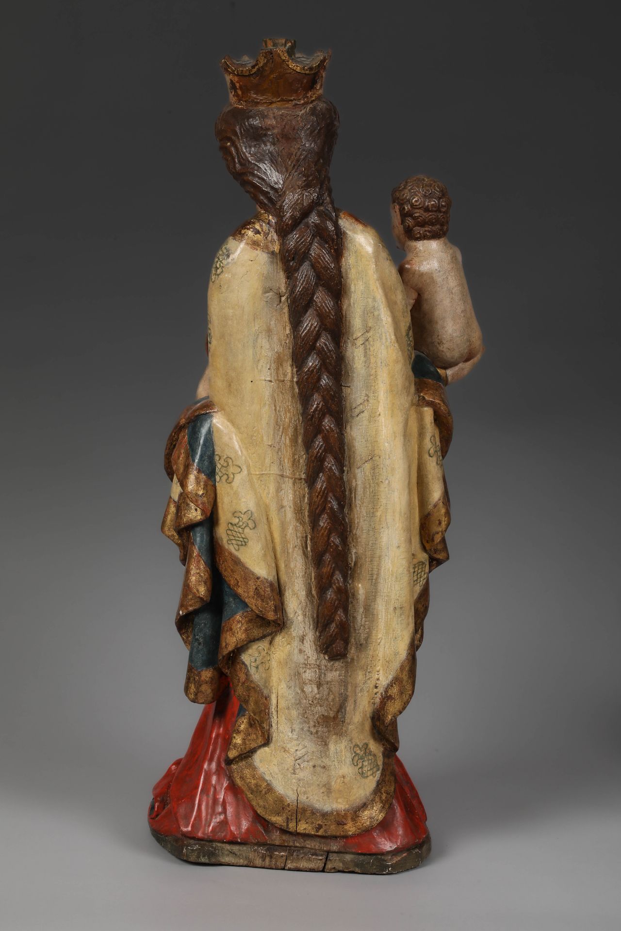 Vierge à l'Enfant vêtue d' une longue robe nouée à la taille et d' un manteau richement brodé retenu - Bild 8 aus 10