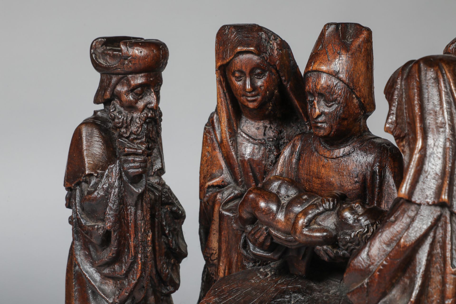 Groupe de bois sculpté en chêne représentant la Circoncision, avec la figure centrale tenant l' - Image 7 of 8