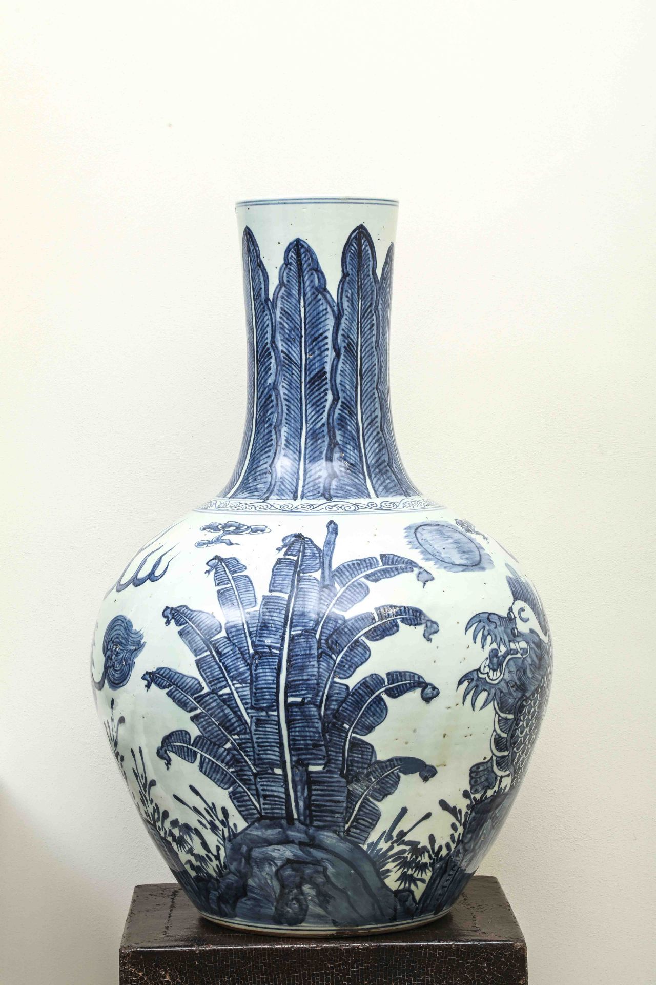 Importante paire de vases à panse globulaire et haut col en porcelaine blanche décoré en bleu cobalt - Bild 2 aus 9