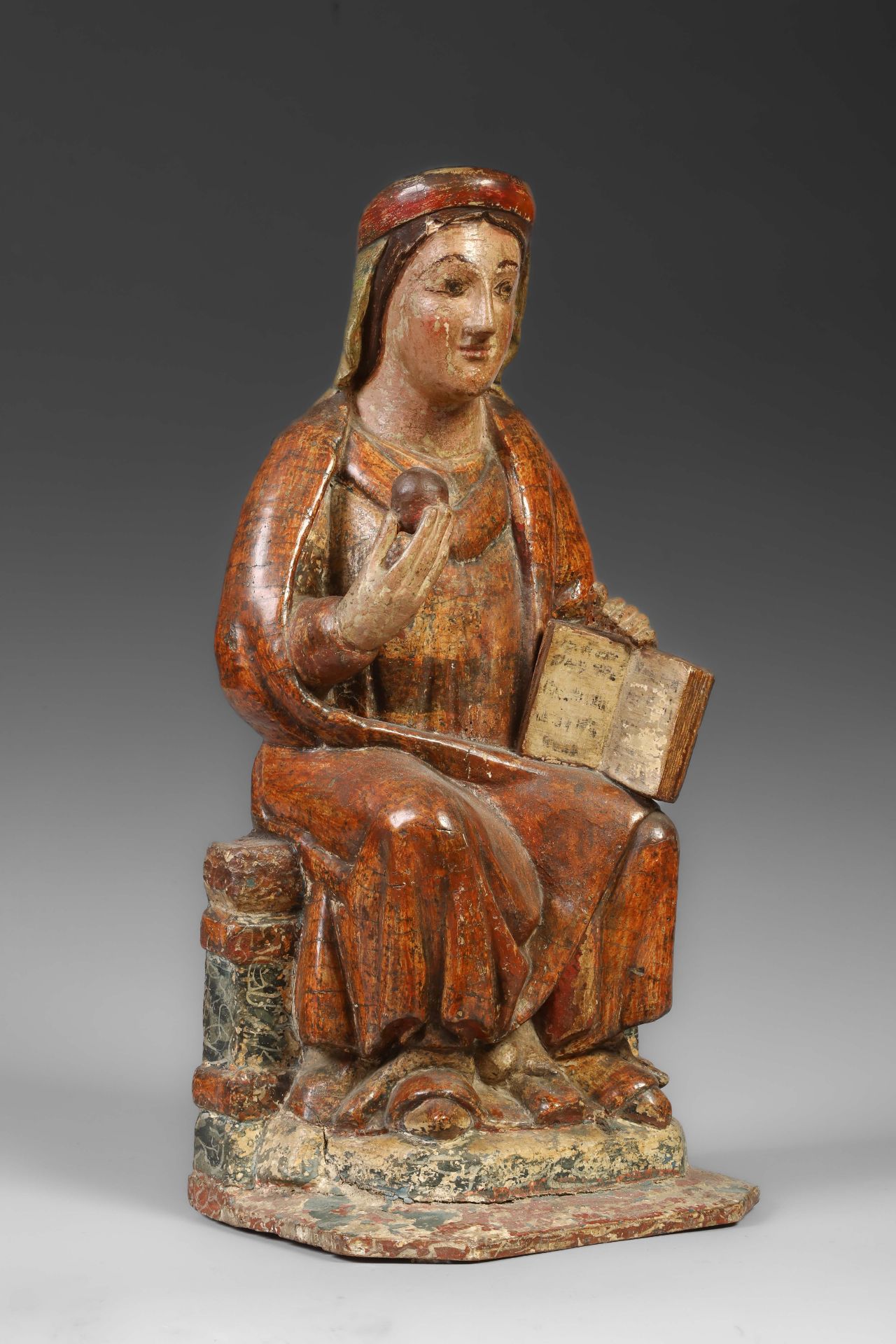 Vierge en majesté, assise sur un trône, tenant un globe dans une main et un livre ouvert posé sur