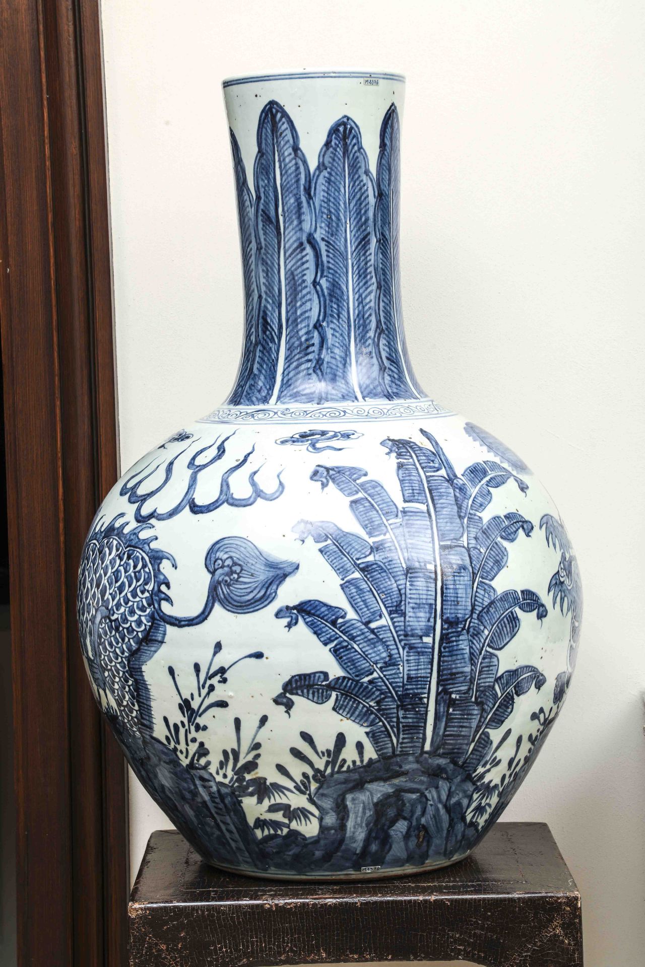Importante paire de vases à panse globulaire et haut col en porcelaine blanche décoré en bleu cobalt - Bild 6 aus 9