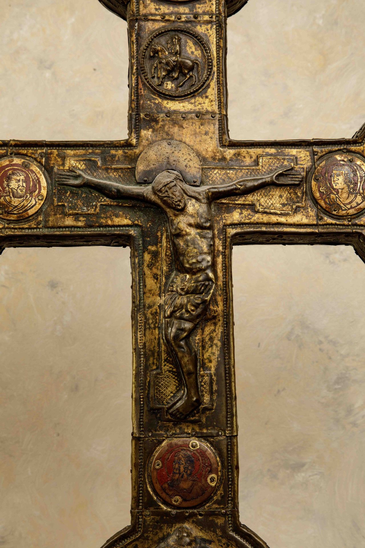 Croix de procession à double face Cuivre repoussé et émaux Italie 14 eme siècle Ht 55cm x 39cm x 3cm - Bild 5 aus 5