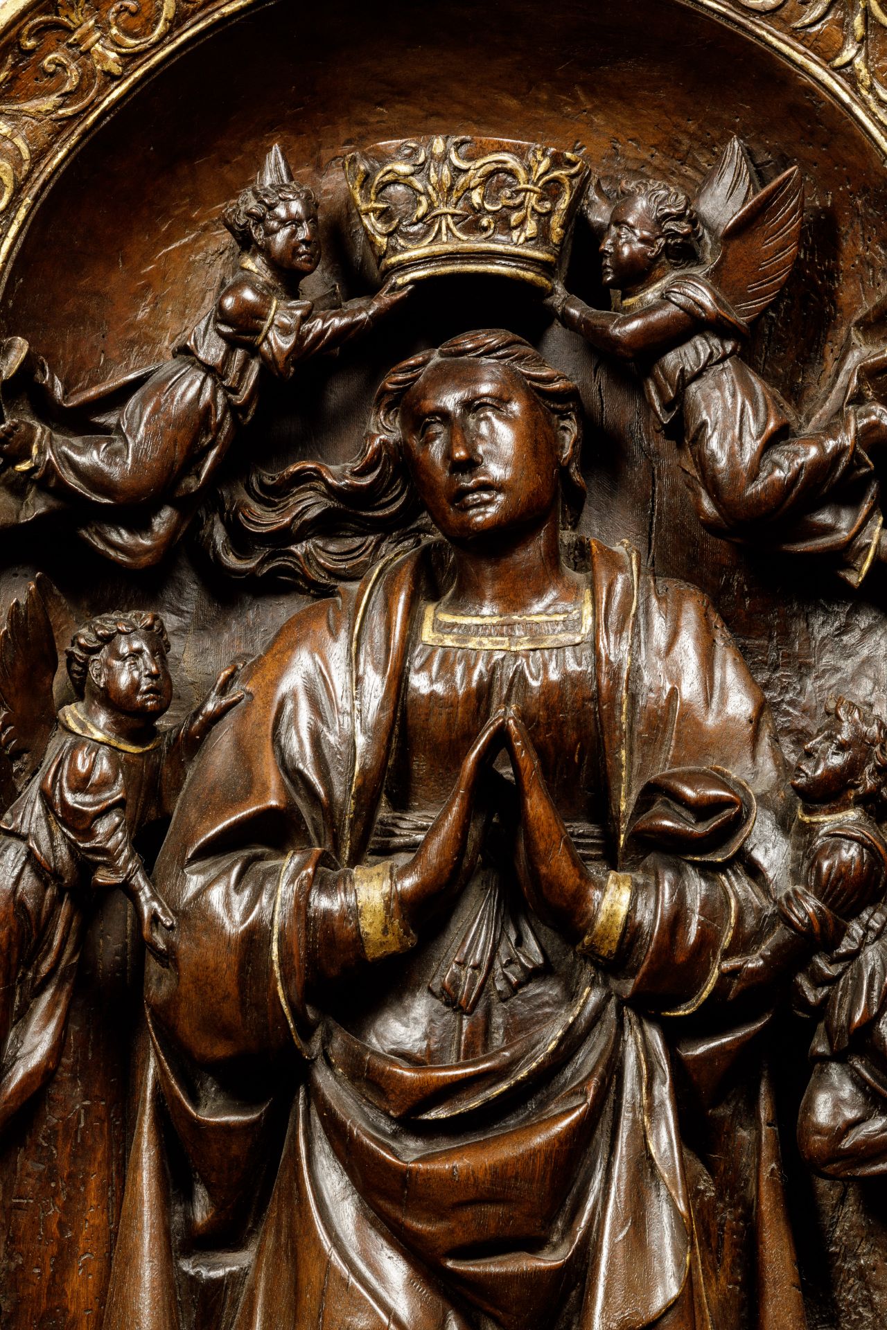 Haut relief sculpté de la Vierge, dans une niche, se tenant sur un croissant de lune, entourée de - Bild 2 aus 9