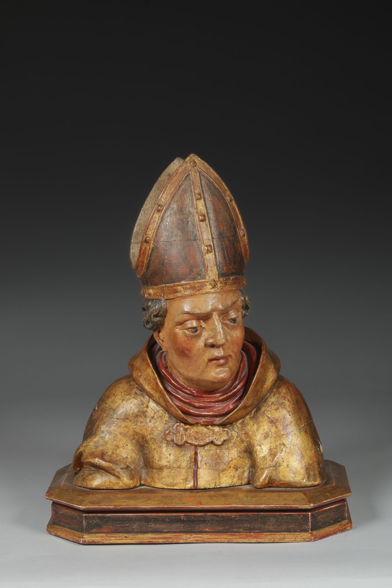 Buste d’évêque reliquaire Bois de noyer polychrome et doré 15 eme siècleHt 73cm x37cm x20cmVendu par - Bild 5 aus 7