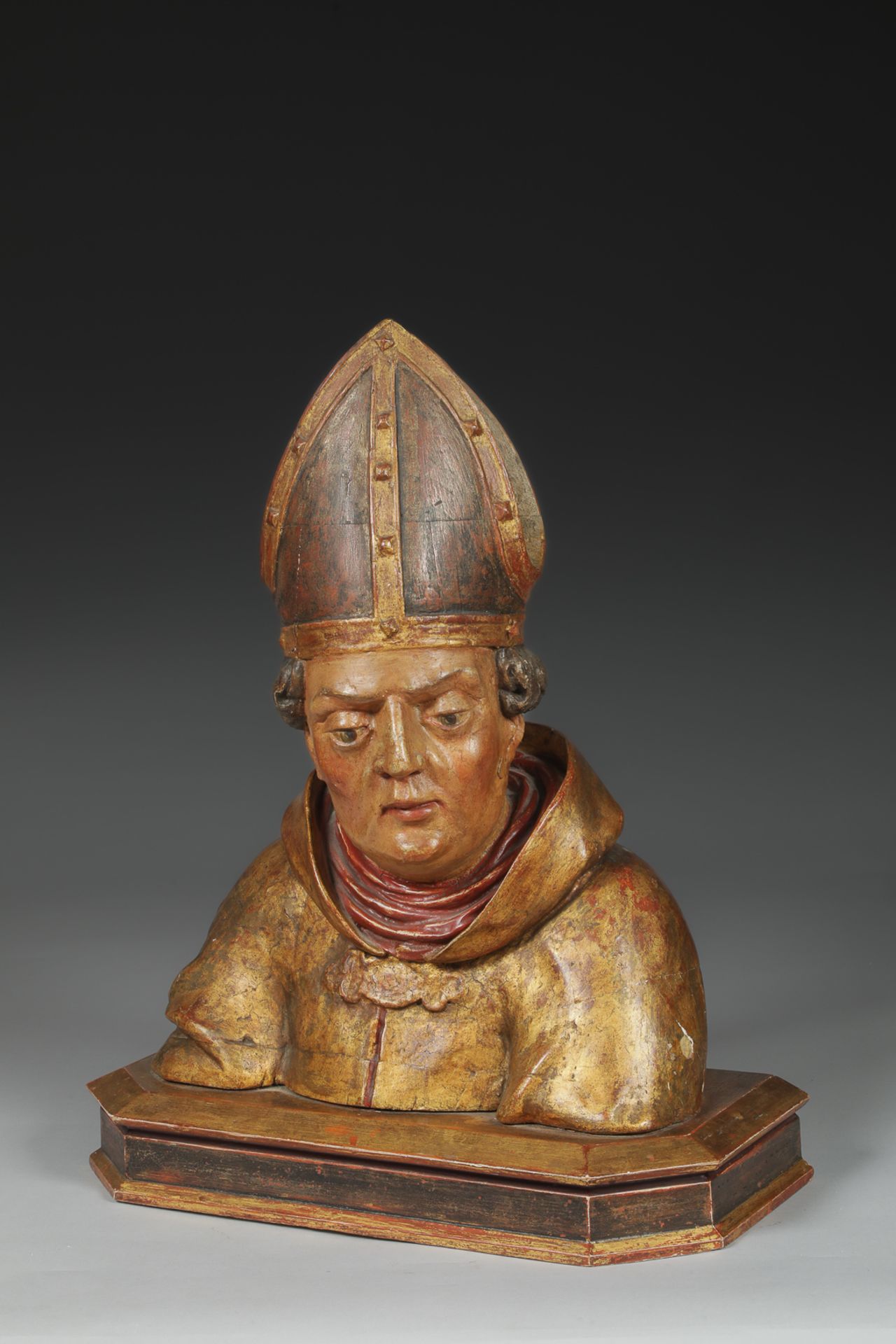 Buste d’évêque reliquaire Bois de noyer polychrome et doré 15 eme siècleHt 73cm x37cm x20cmVendu par