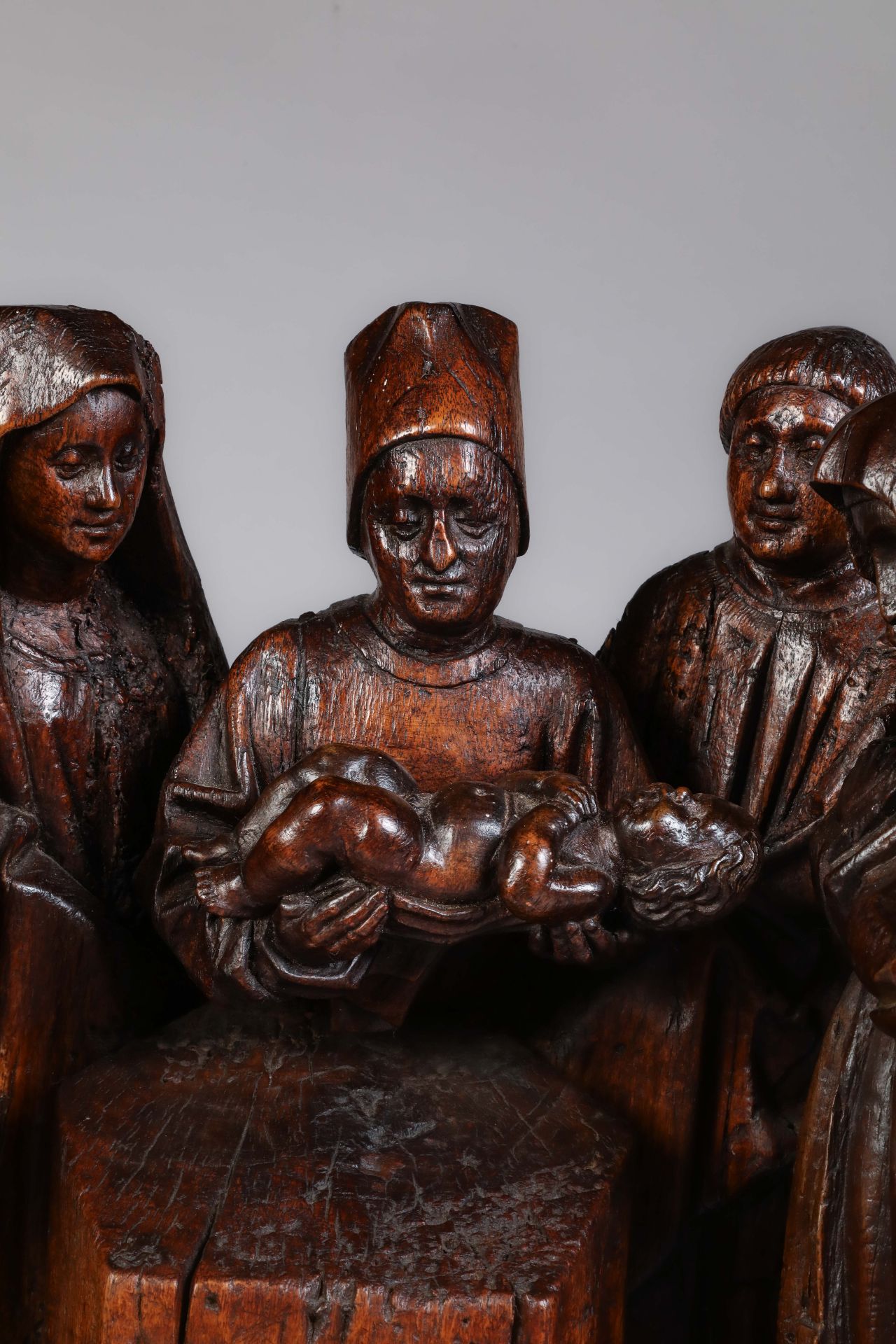 Groupe de bois sculpté en chêne représentant la Circoncision, avec la figure centrale tenant l' - Bild 4 aus 8