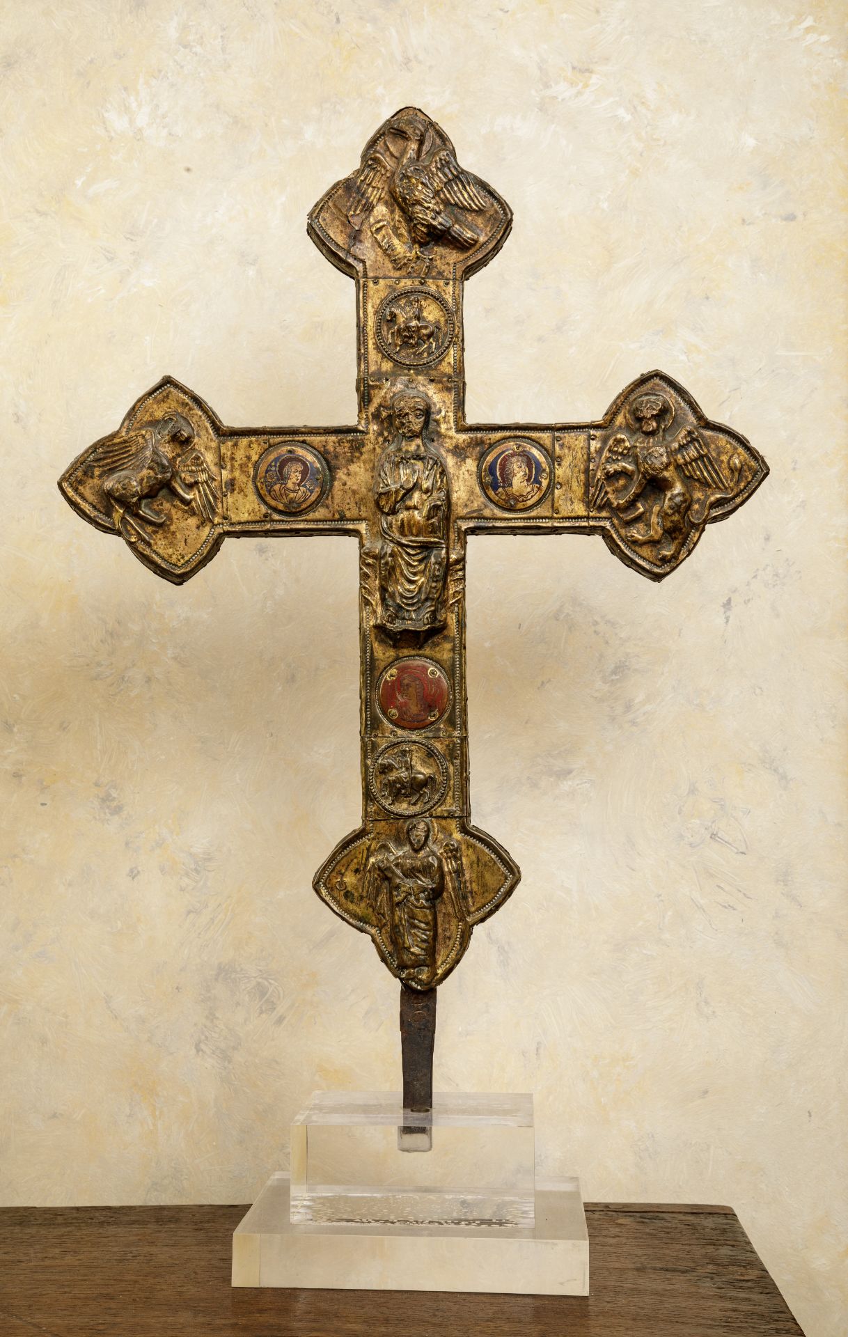 Croix de procession à double face Cuivre repoussé et émaux Italie 14 eme siècle Ht 55cm x 39cm x 3cm