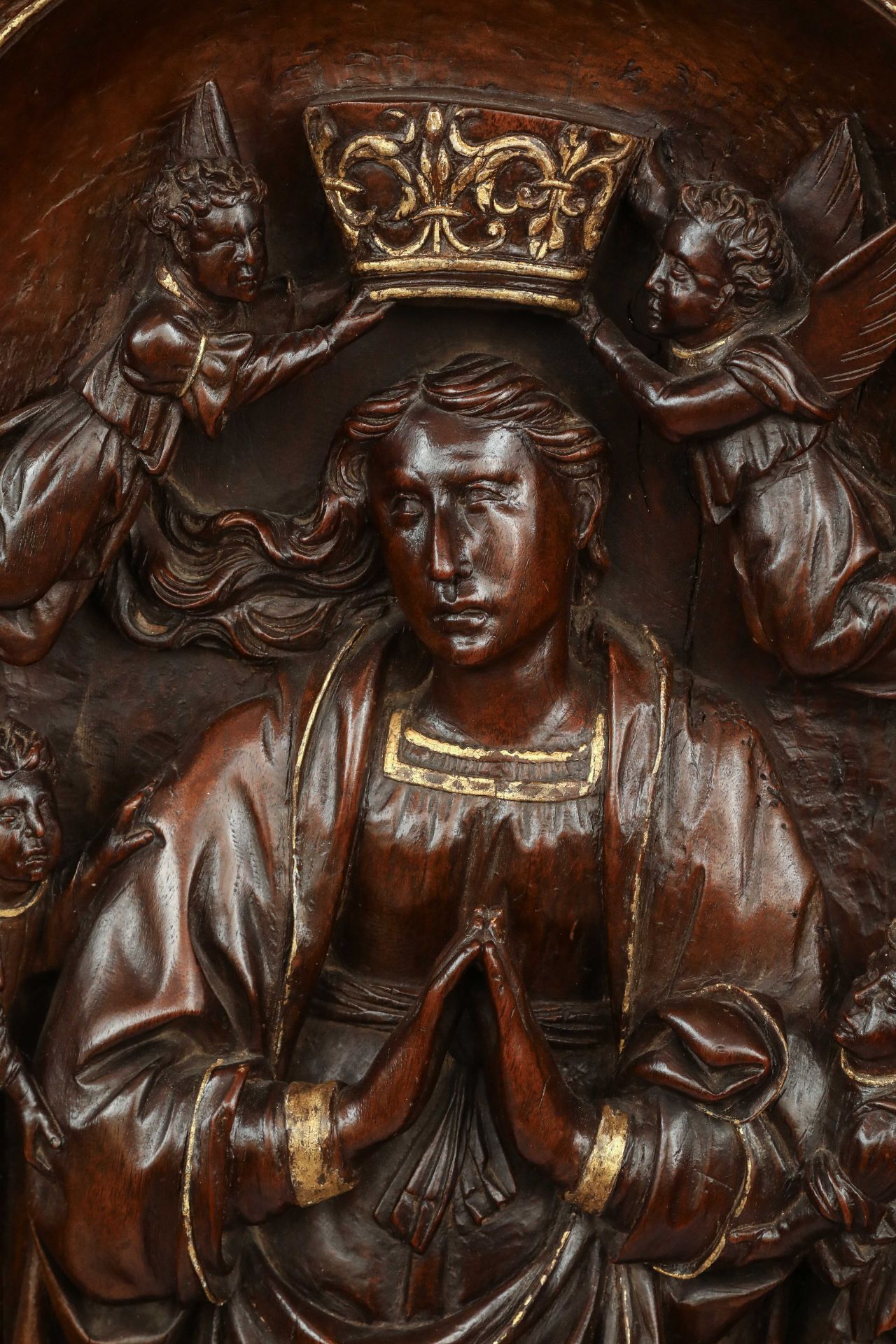 Haut relief sculpté de la Vierge, dans une niche, se tenant sur un croissant de lune, entourée de - Bild 5 aus 9