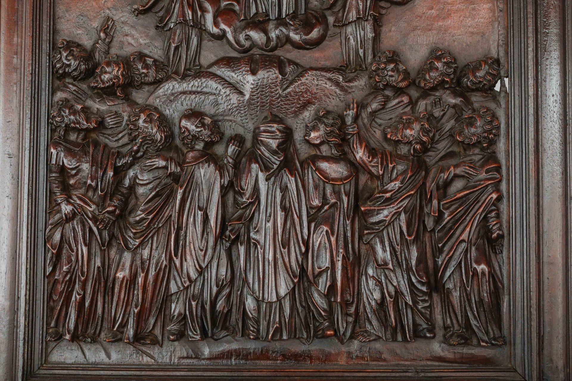 Paire de panneaux de noyer allemands sculptés de l'Ascension du Christ et l'Assomption de Marie - Bild 12 aus 19