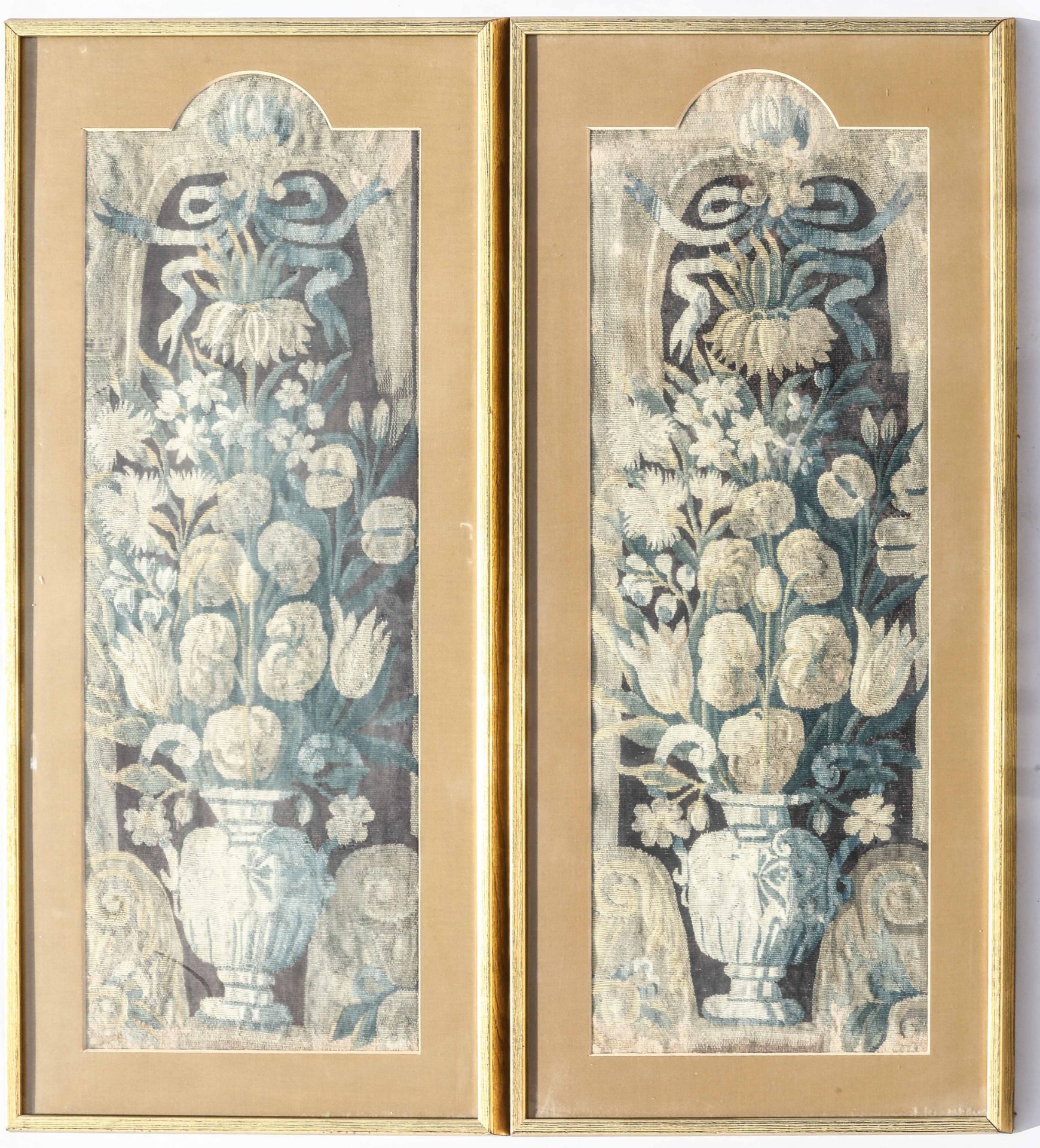 Paire de panneaux de tapisserie encadrés, représentant des urnes fleuris sous un ruban 18 eme siècle