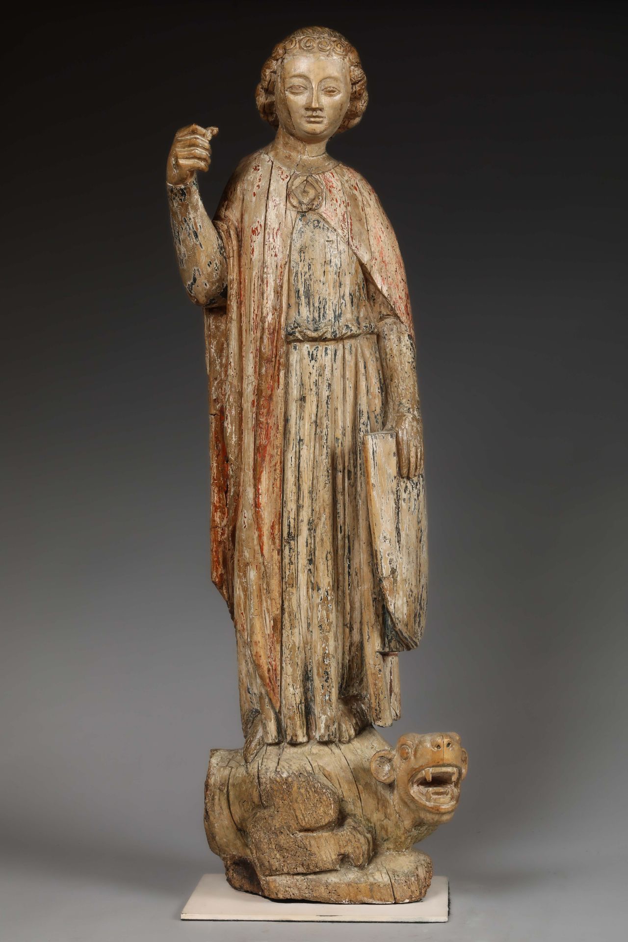 Saint Michel terrassant le démon de l'apocalypse, vêtu d'une longue tunique et d'un manteau ^plissé,