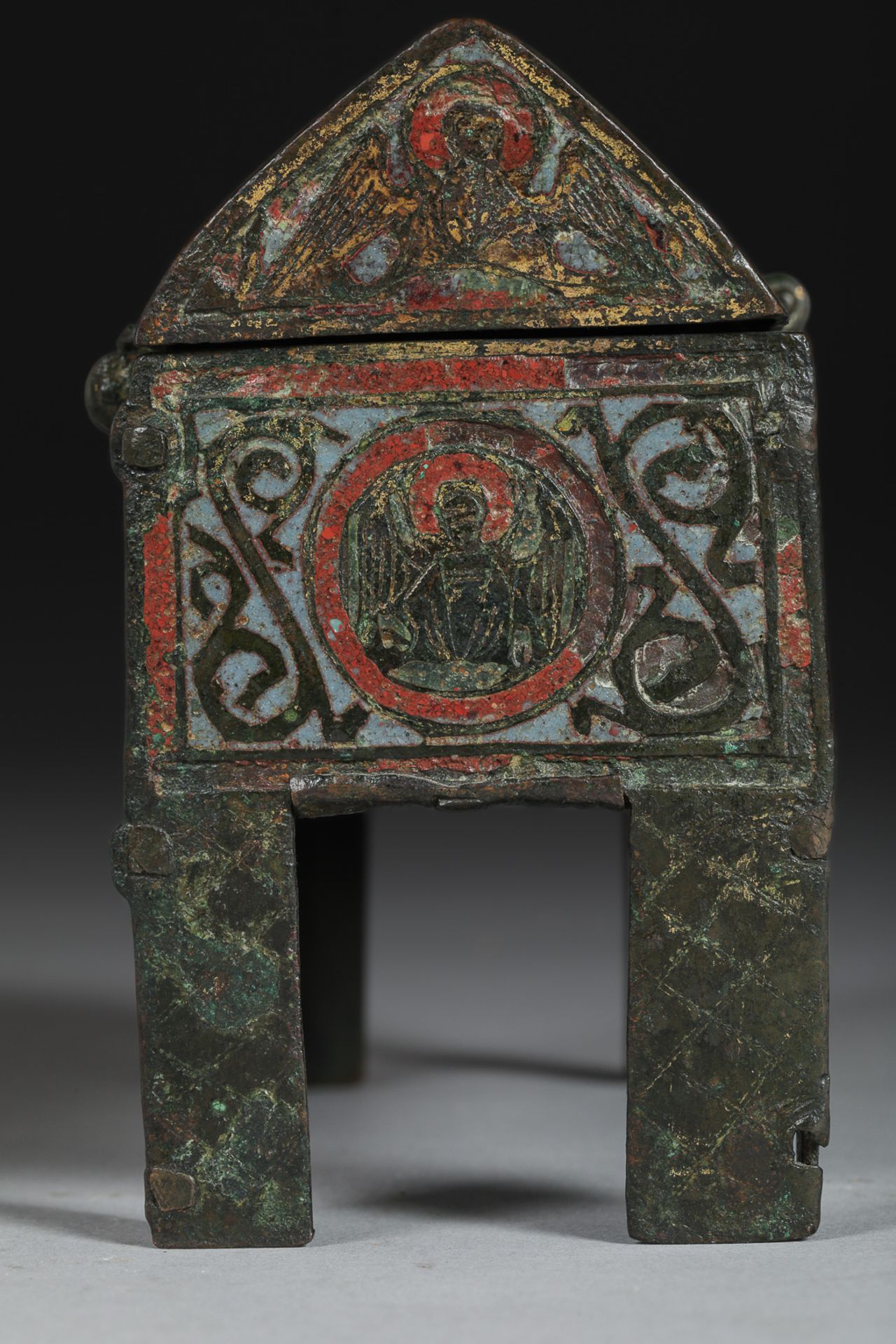 Chasse reliquaire en cuivre émaillé en champlevé à décor de médaillons d'anges Limoges France 12 eme - Image 9 of 13