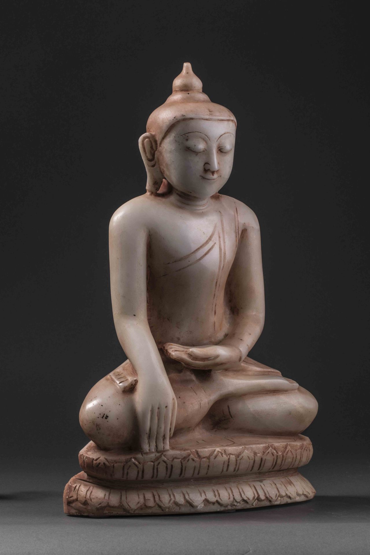 Buddha Maravijaya assis en vajrasana et bumishparshamudra sur une base lotiforme à double rangées de - Bild 5 aus 8