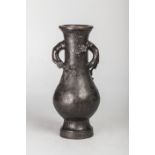 Vase balustre serti d'une paire d'anses formant branches de prunus en fleurs Bronze ciselé d'un