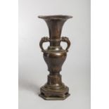 Vase balustre à col cornet festonné serti d'une paire d'anses à tête de chimères et d'un piètement