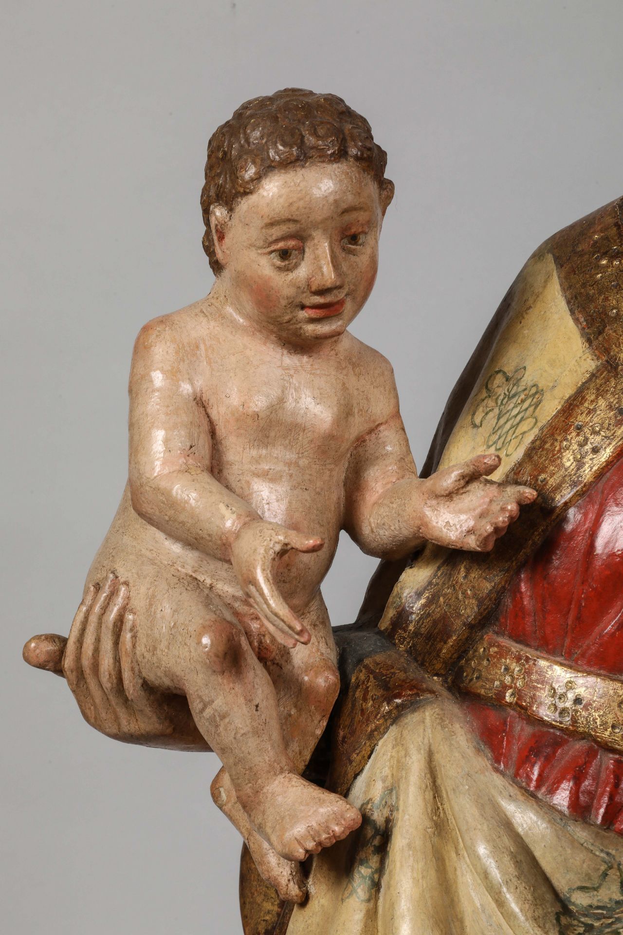 Vierge à l'Enfant vêtue d' une longue robe nouée à la taille et d' un manteau richement brodé retenu - Bild 7 aus 10