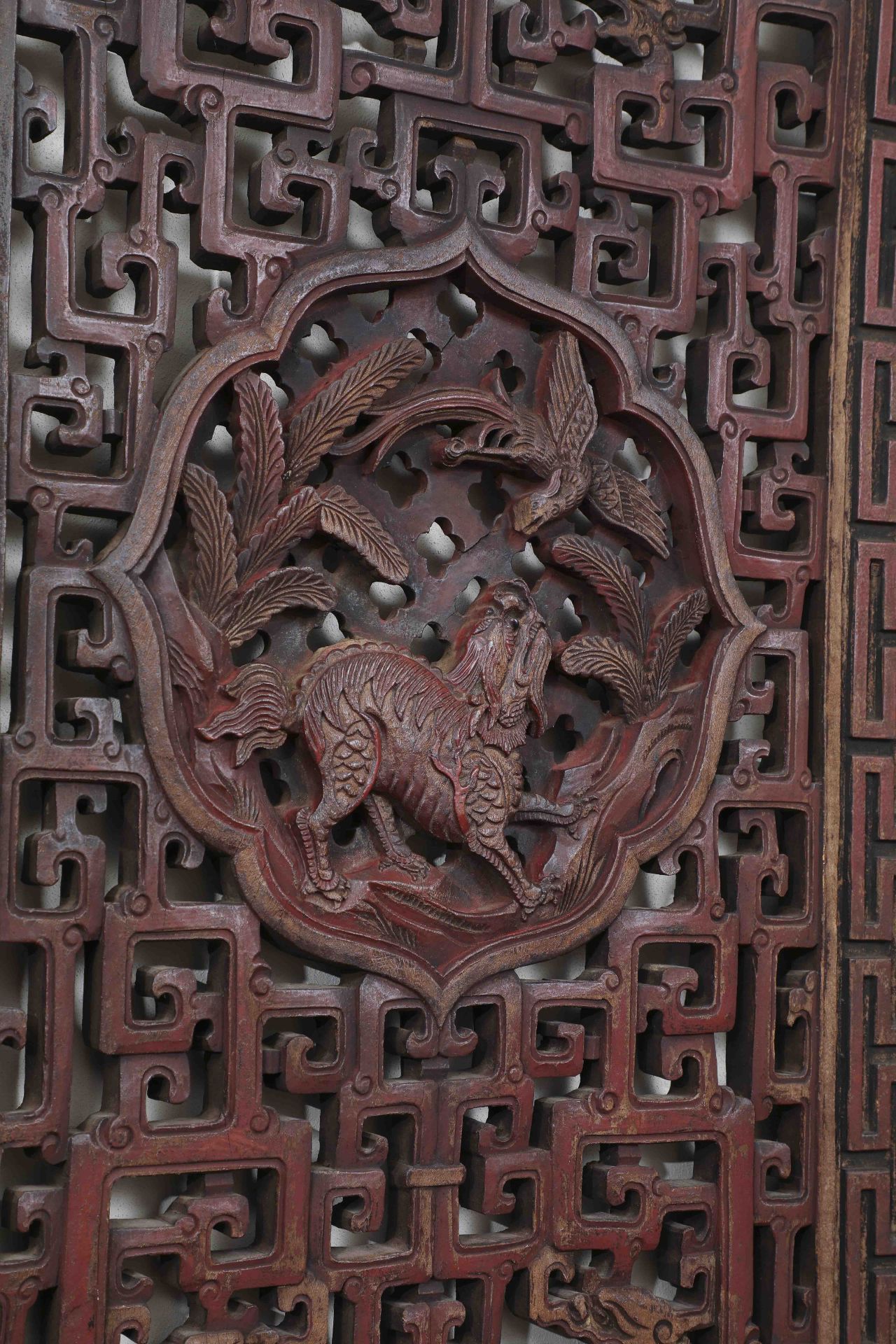 Suite de trois panneaux provenant de l'architecture d'une pagode travaillé en ajour de motifs de - Bild 5 aus 8