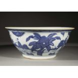 Large coupe sur pied en couronne en porcelaine blanche décoré en bleu cobalt sous couverte d'une