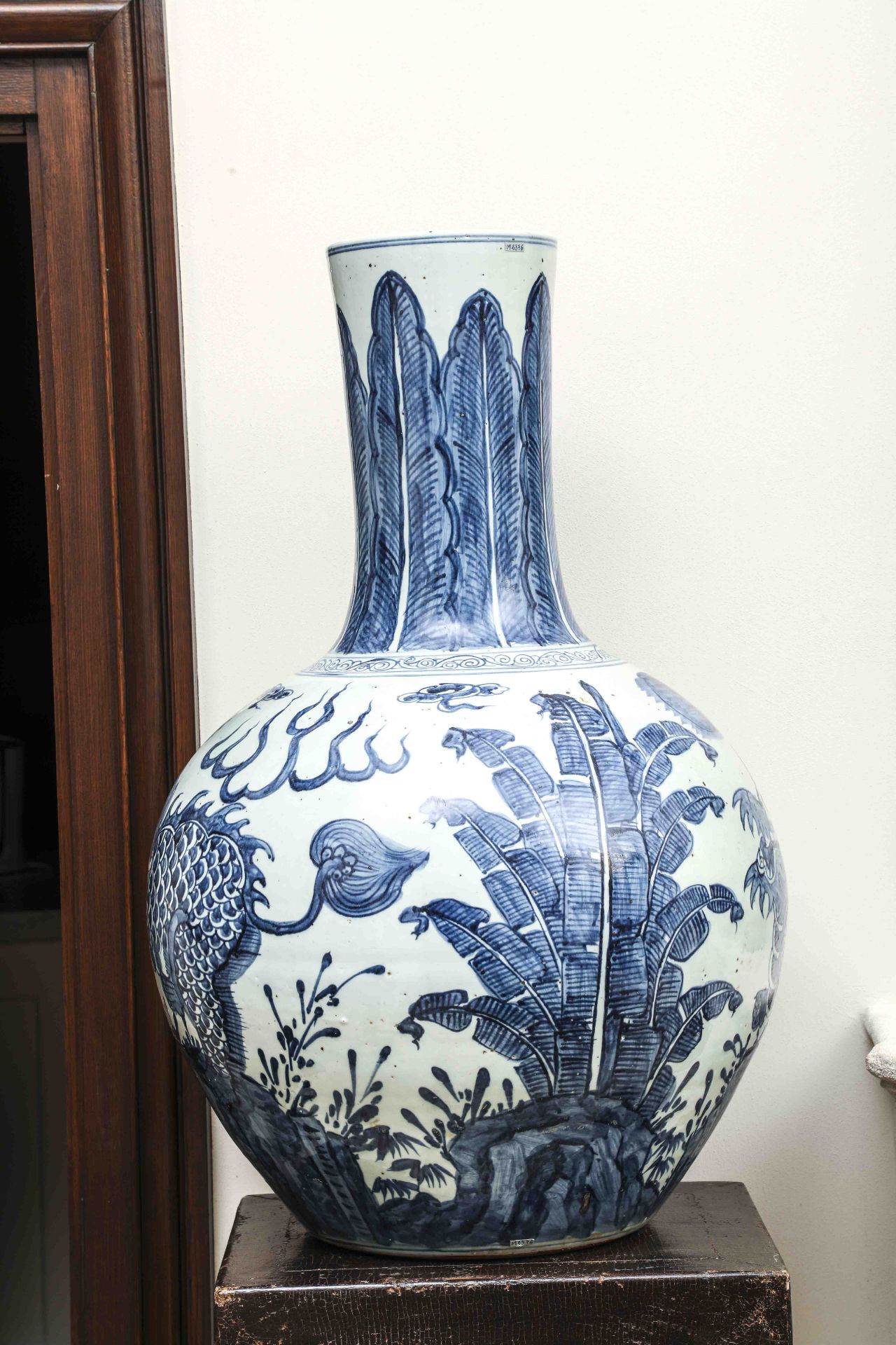 Importante paire de vases à panse globulaire et haut col en porcelaine blanche décoré en bleu cobalt - Bild 5 aus 9