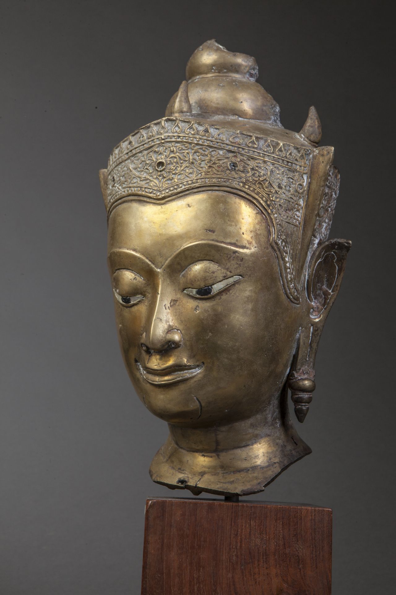Tête de Buddha couronnée à l'expression sereine les yeux mi clos préconisant le regard à l'intérieur - Image 2 of 4