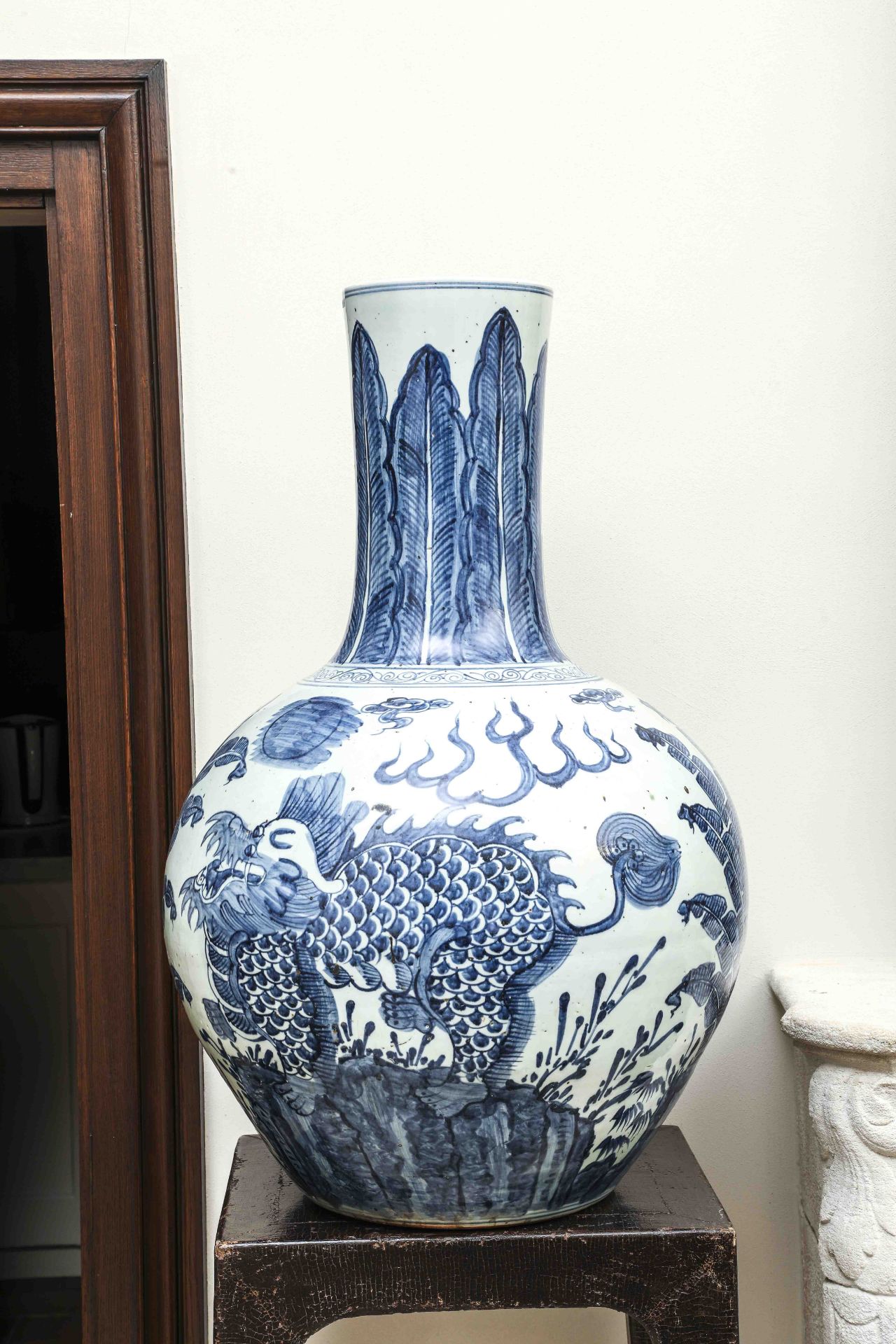 Importante paire de vases à panse globulaire et haut col en porcelaine blanche décoré en bleu cobalt - Bild 4 aus 9