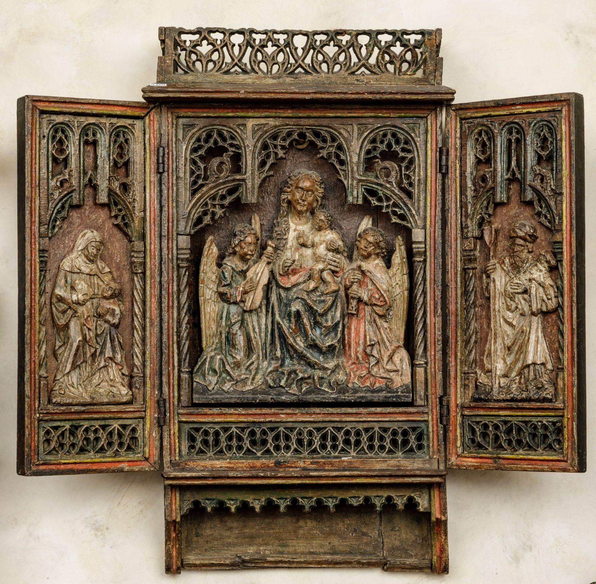 Retable flamand en chêne, triptyque dont la section centrale est sculptée avec la Vierge et l'