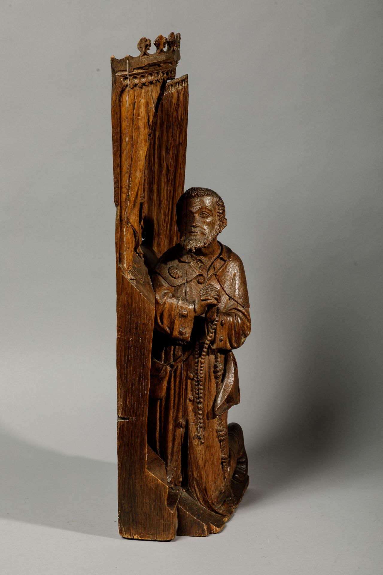 Sculpture représentant saint Jacques de Compostelle agenouillé aux côtés du Saint Graal Bois de - Image 2 of 6