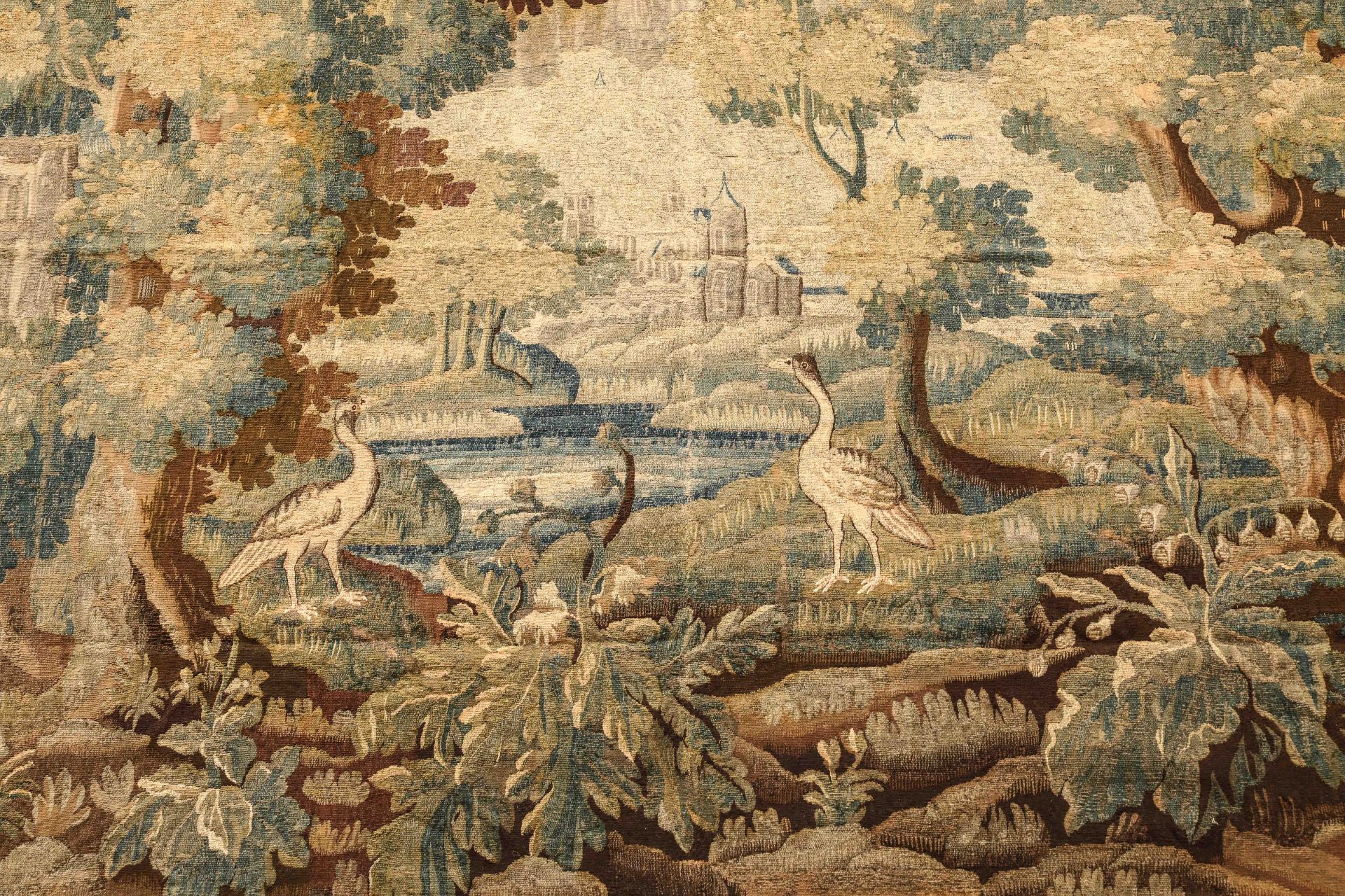 Tapisserie d'Aubusson illustrant une clairière dans une forêt animée de deux hérons et en fond un - Bild 3 aus 4