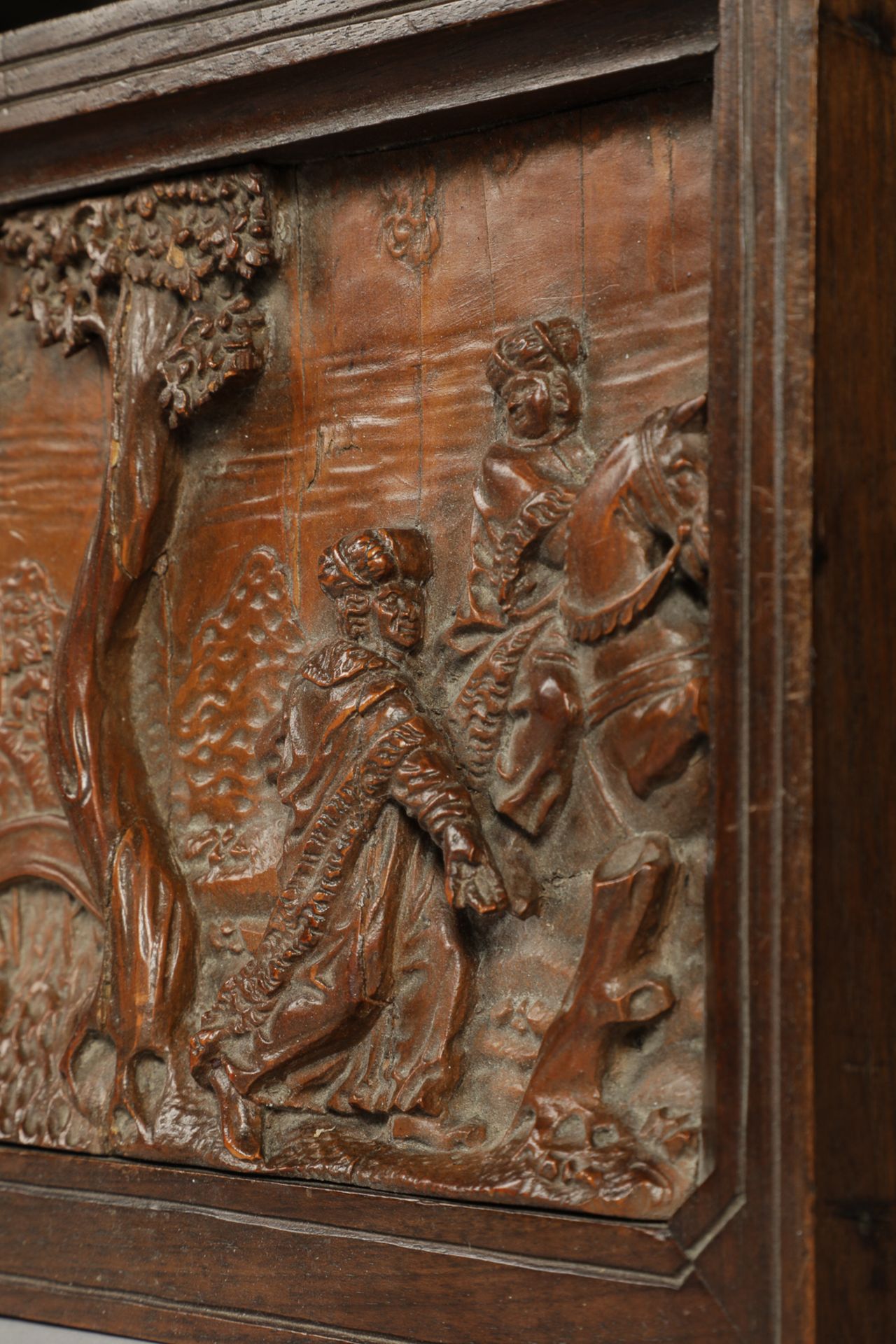 Paire de panneaux sculptés représentant des personnages à cheval dans un paysage boisé ; l'un est - Bild 4 aus 5