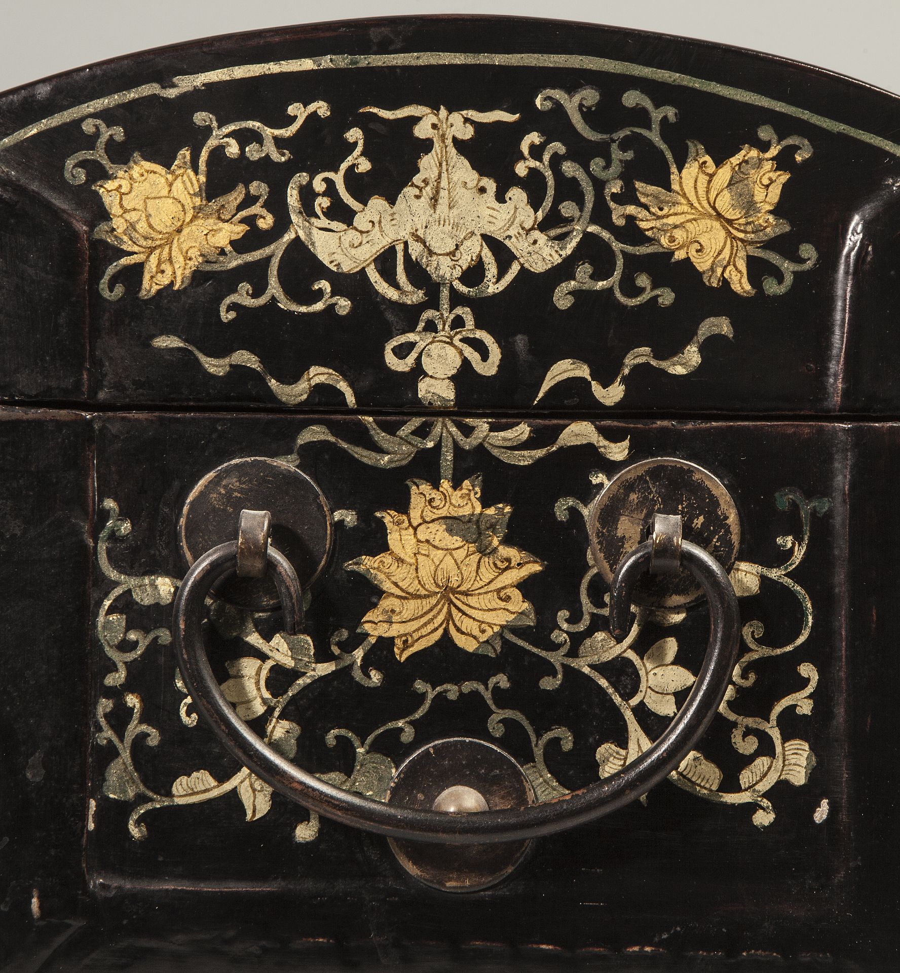 Coffre à ferrure en bois laqué décoré de vase d'offrandes et frises géométriques Chine Dynastie Qing - Bild 2 aus 2