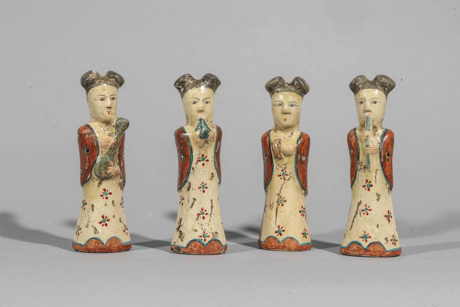 Suite de quatre figurations votives féminines en robes longues coiffées de chignons bifides Terre
