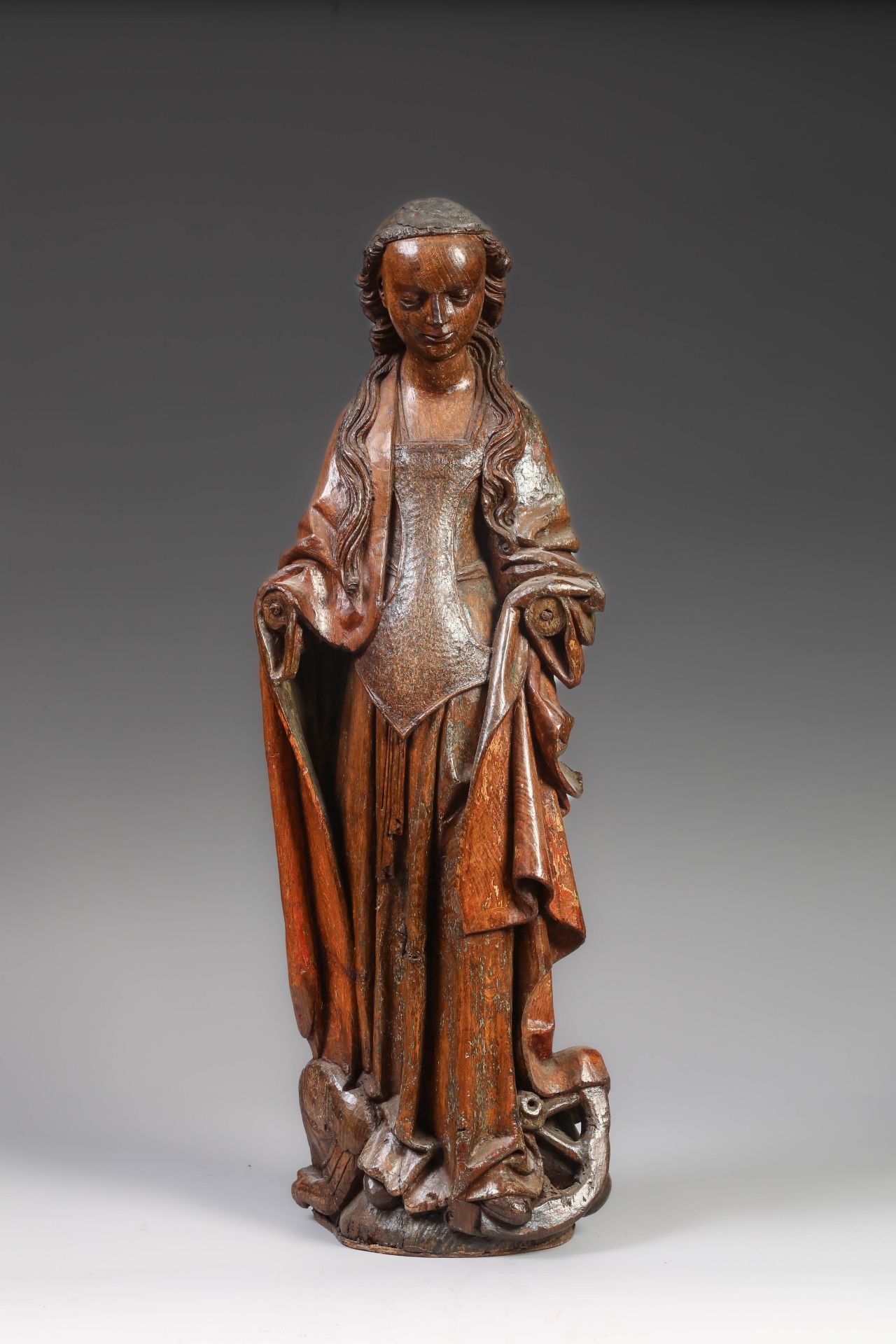 Saint Marguerite en bois sculpté Seconde moitié 15 eme siècle Ht 96cm x l 30cmManque des mains